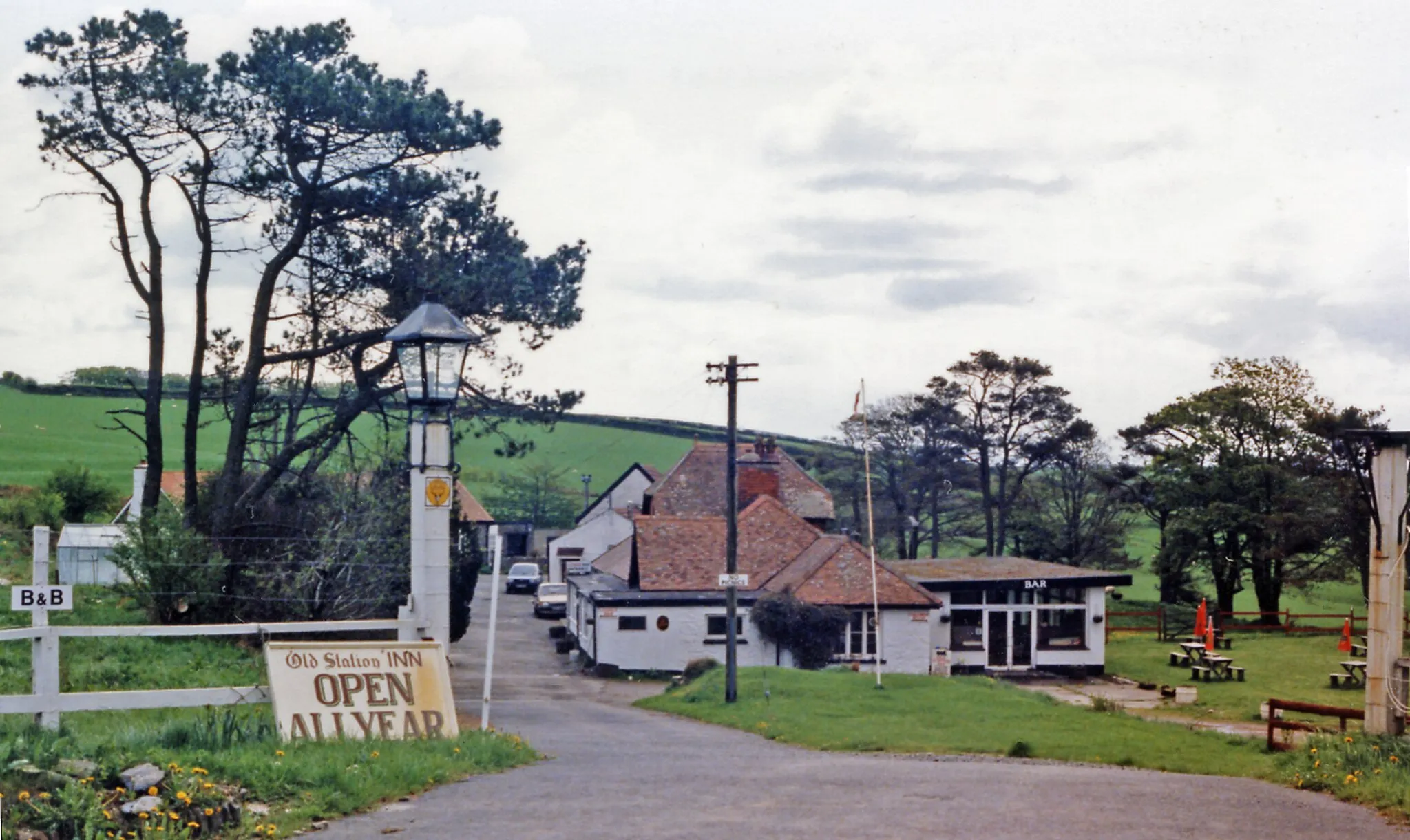 Photo showing: Former Blackmoor Gate station.
View SW on A39 road, towards Barnstaple: ex-SR Lynton & Barnstaple narrow-gauge Railway, closed 30/9/35. The station has been converted to the Old Station Inn.