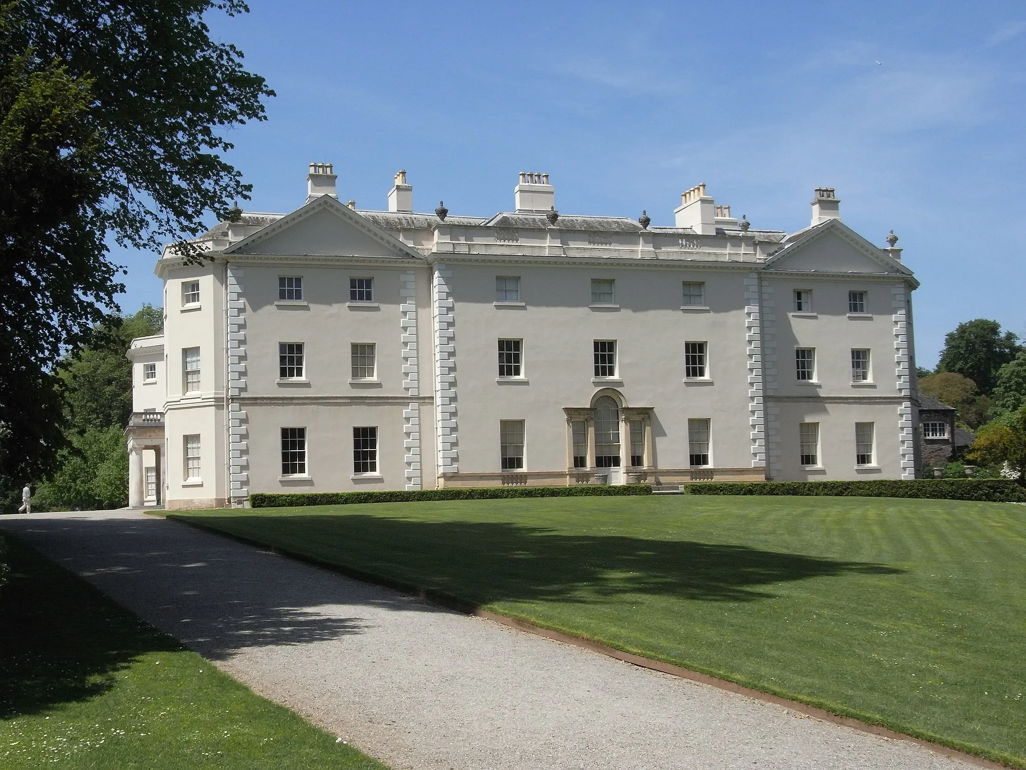 Photo showing: Saltram House, near Plymouth, Devon, East Front. The central section contains the Saloon, one of the most "splendid creations" (Pevsner, Buildings of England) of the architect Robert Adam, who re-modelled the interior 1770-2.