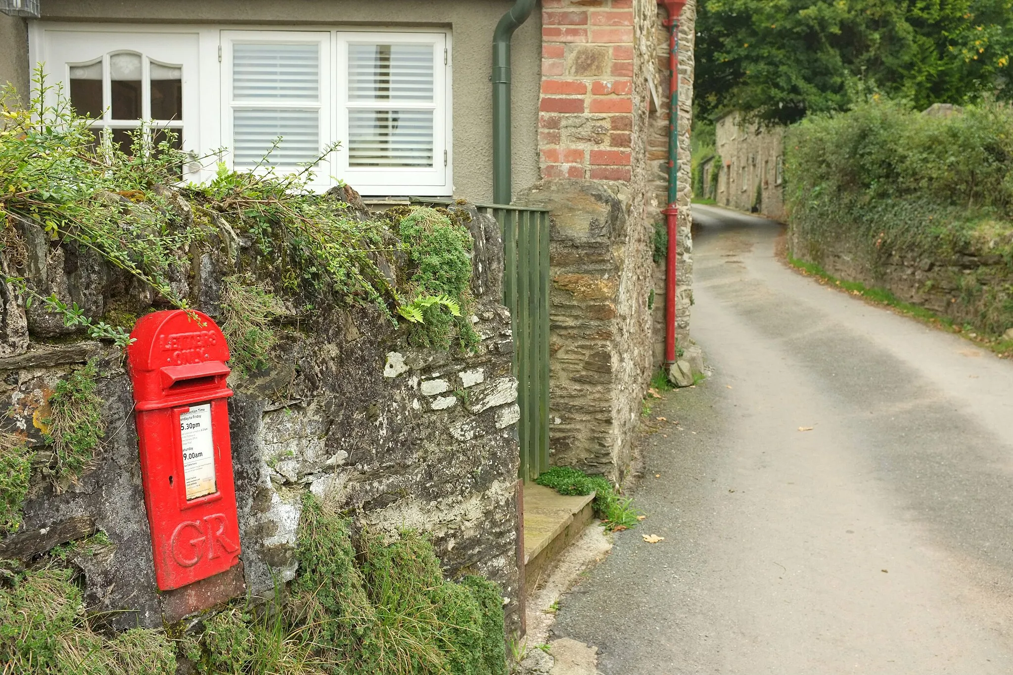 Photo showing: Postbox, Middle Washbourne
