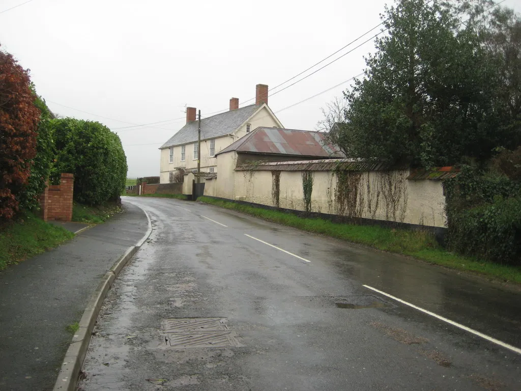 Photo showing: Approaching Higher Venmore farm from the West