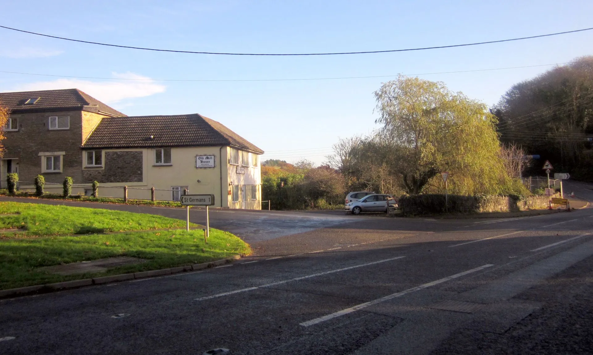 Photo showing: Junction, Polbathic