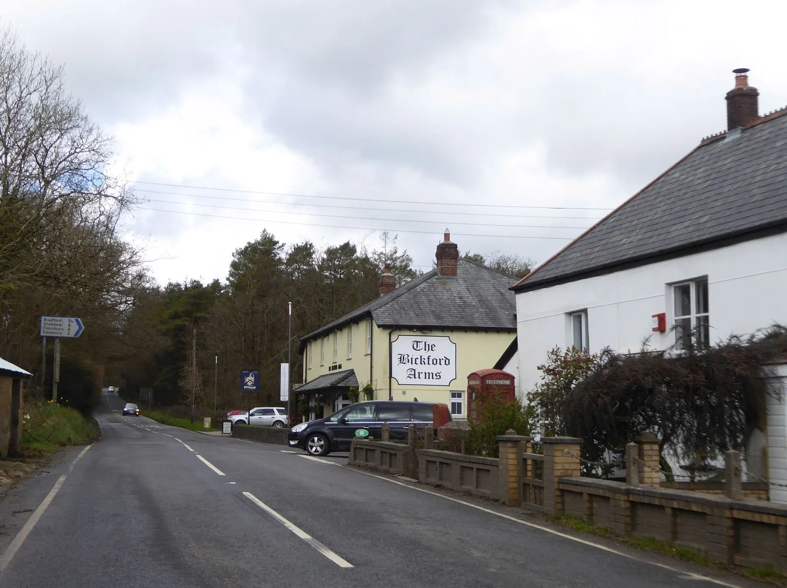 Photo showing: Bickford Arms inn at Brandis Corner