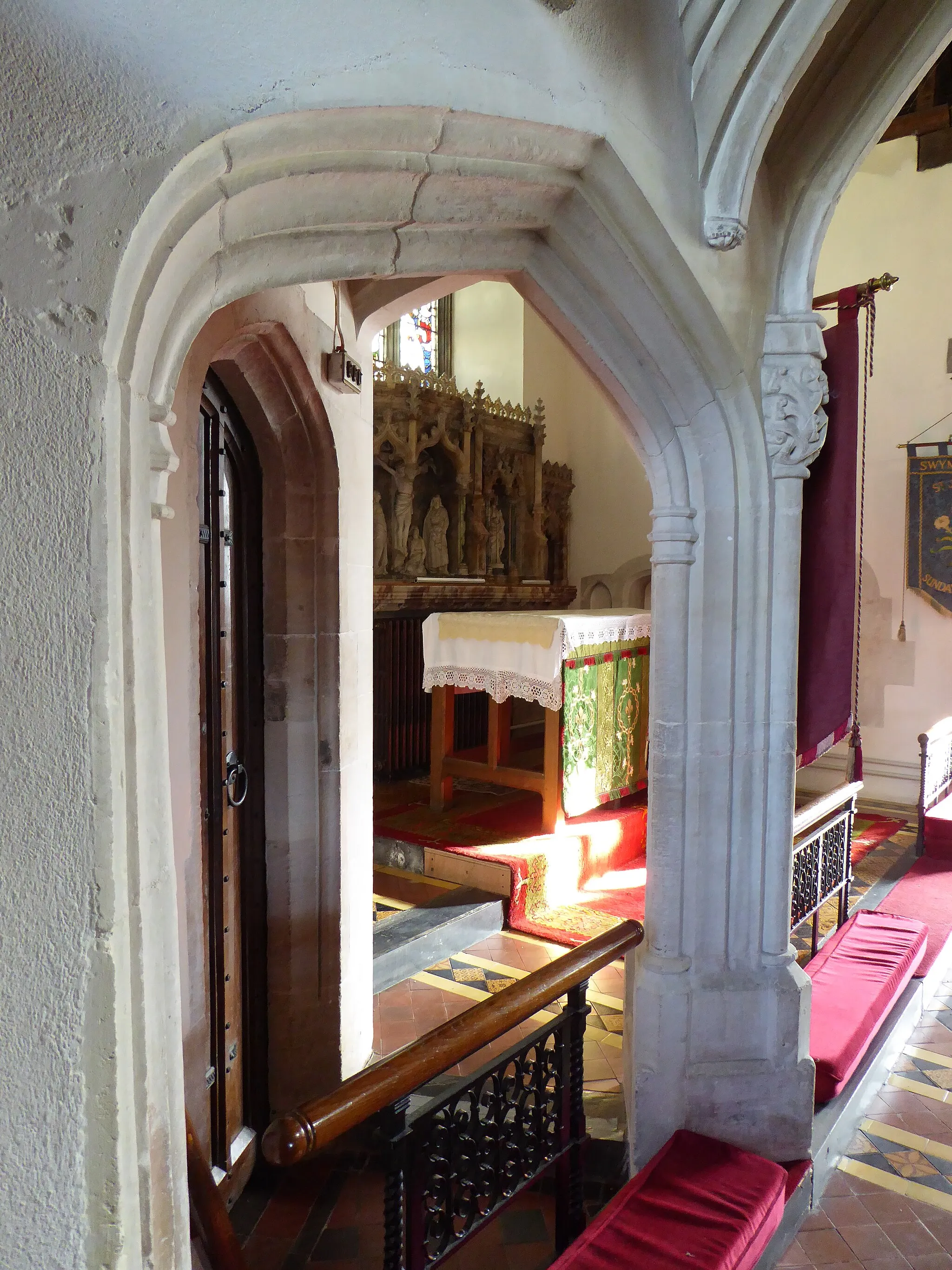 Photo showing: Squint (Hagioscope) providing view of high altar of Swimbridge Church from within St Bridget's Chapel (North Aisle Chapel). View towards south-east.