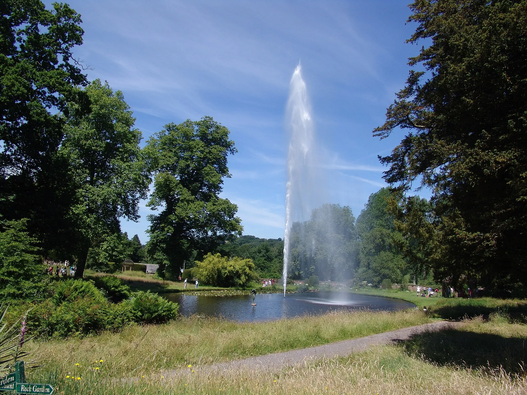 Photo showing: Centenary Fountain installed by the Roper family to commemorate 100 years of ownership of Forde Abbey in Dorset.