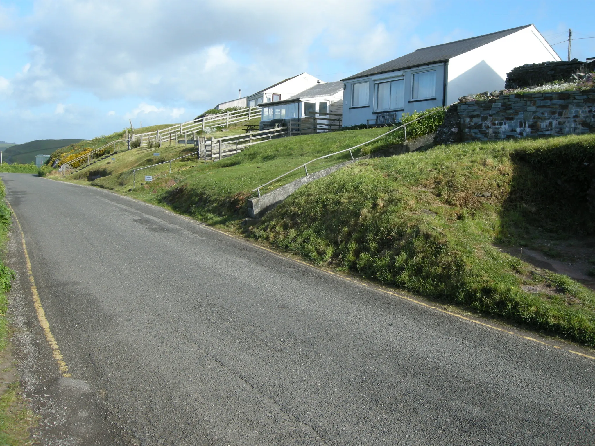 Photo showing: Freathy cliff top chalets