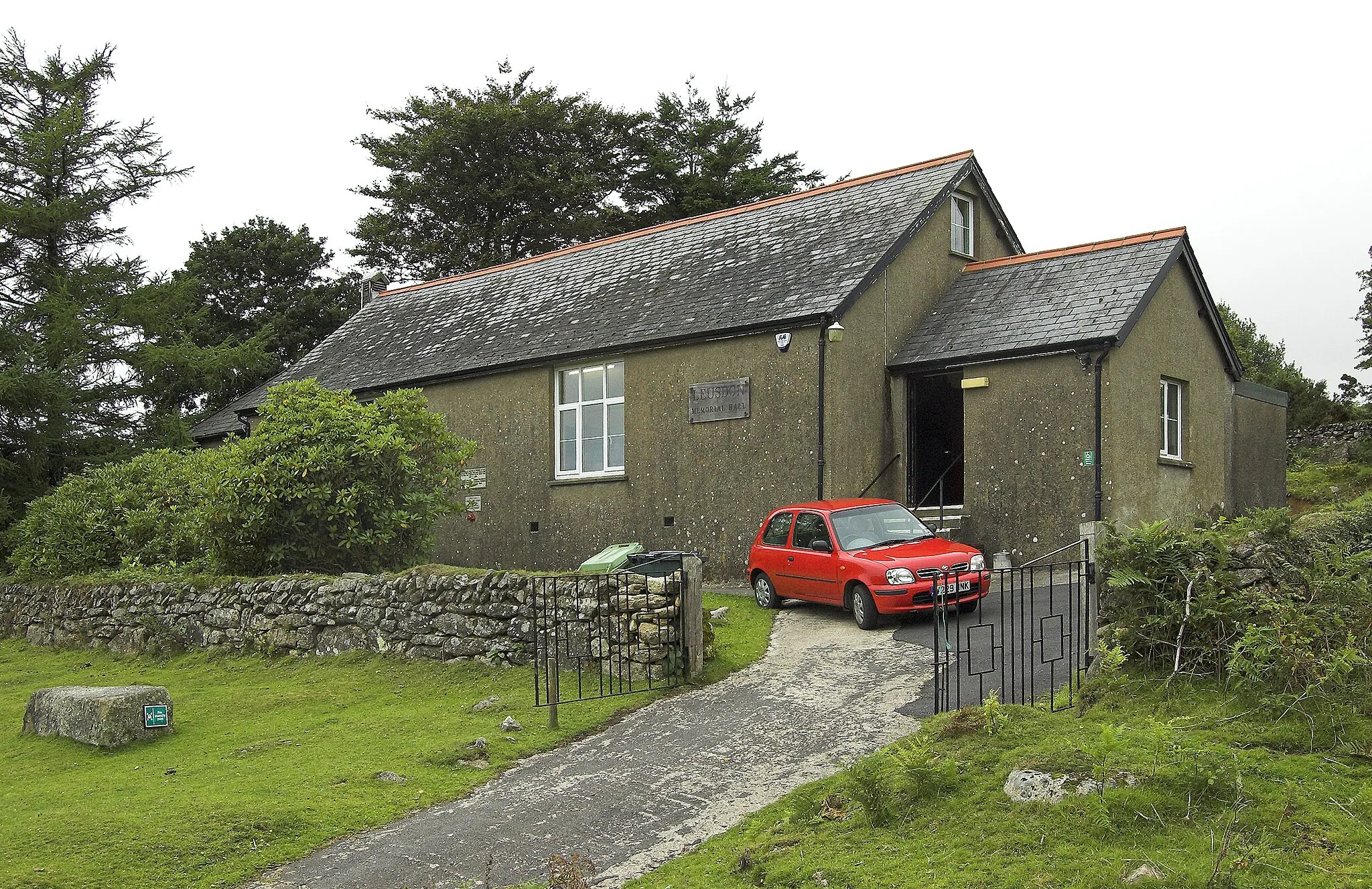 Photo showing: Leusdon Memorial Hall