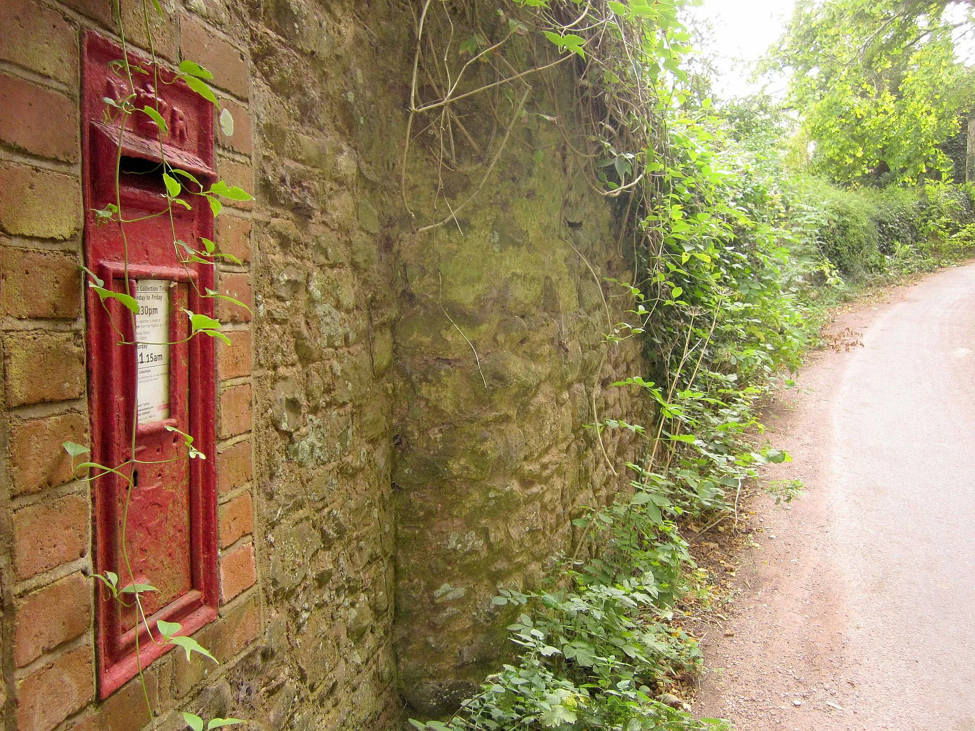 Photo showing: Postbox, Rocombe