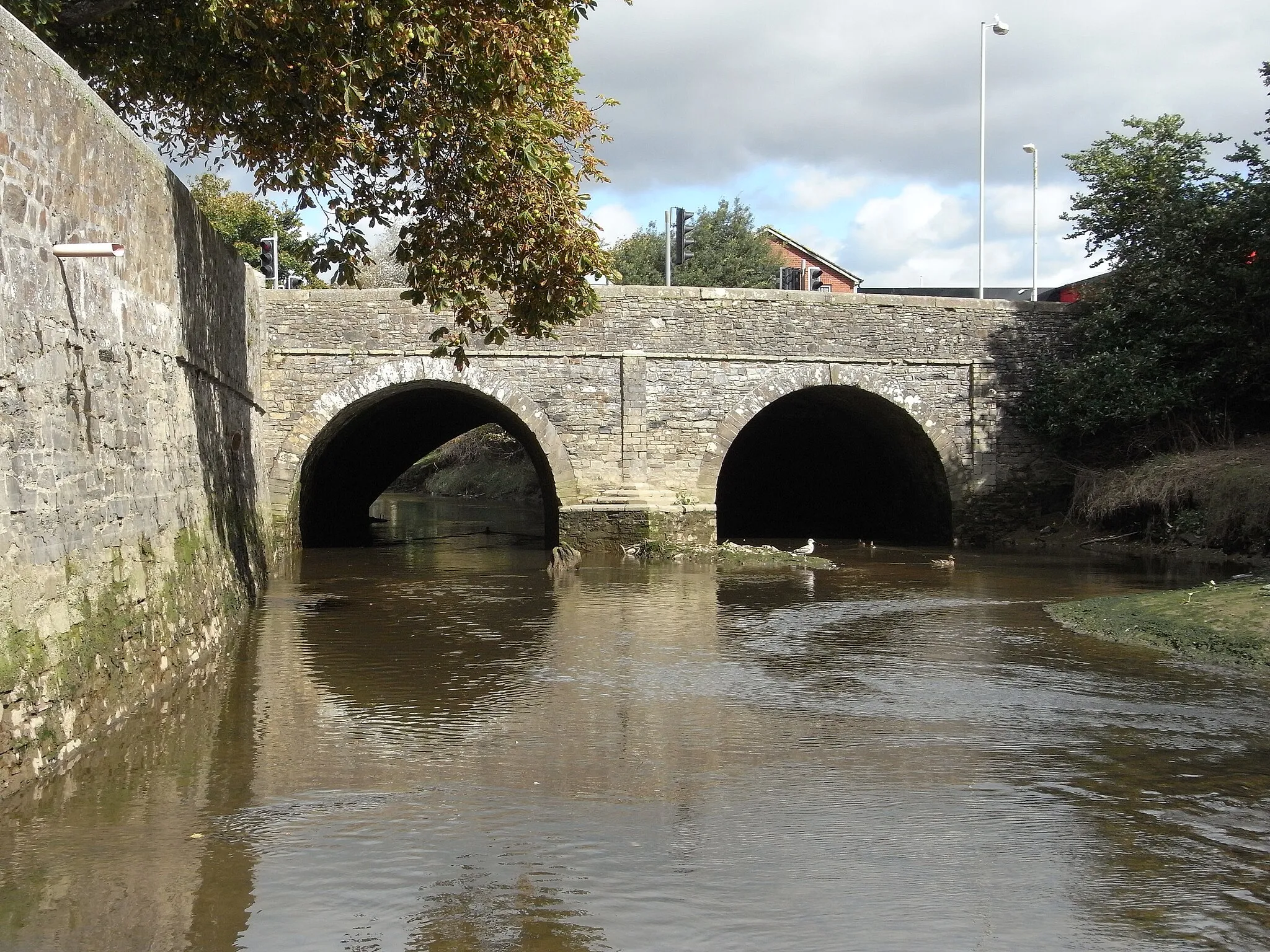 Photo showing: Bridge over River Yeo at northern end of Pilton Causeway linking towns of Barnstaple and Pilton. Built by Sir John Stowford (d.1372) of West Down