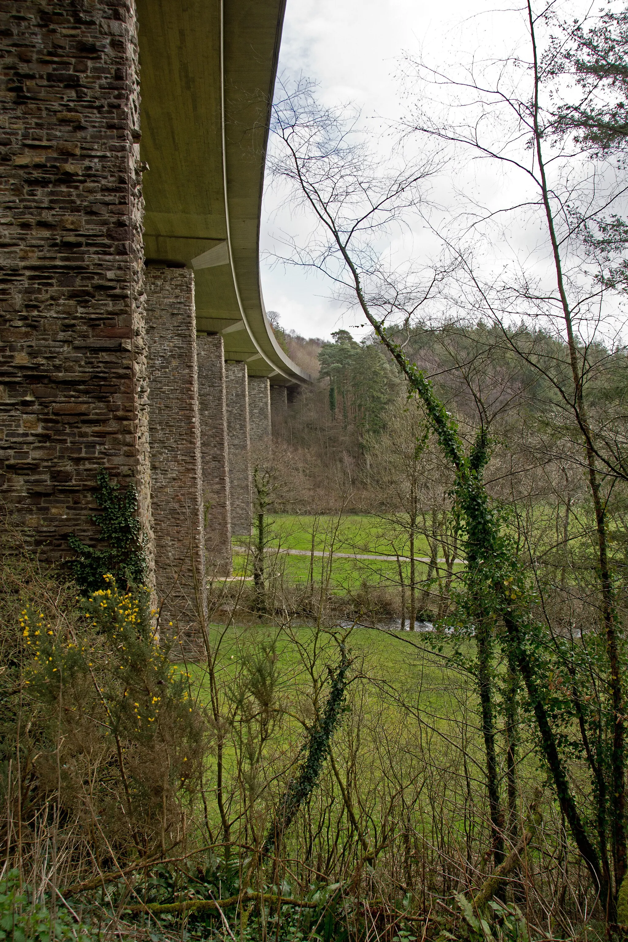 Photo showing: A viaduct which carries the A361 over the river Bray at Castle Hill Park