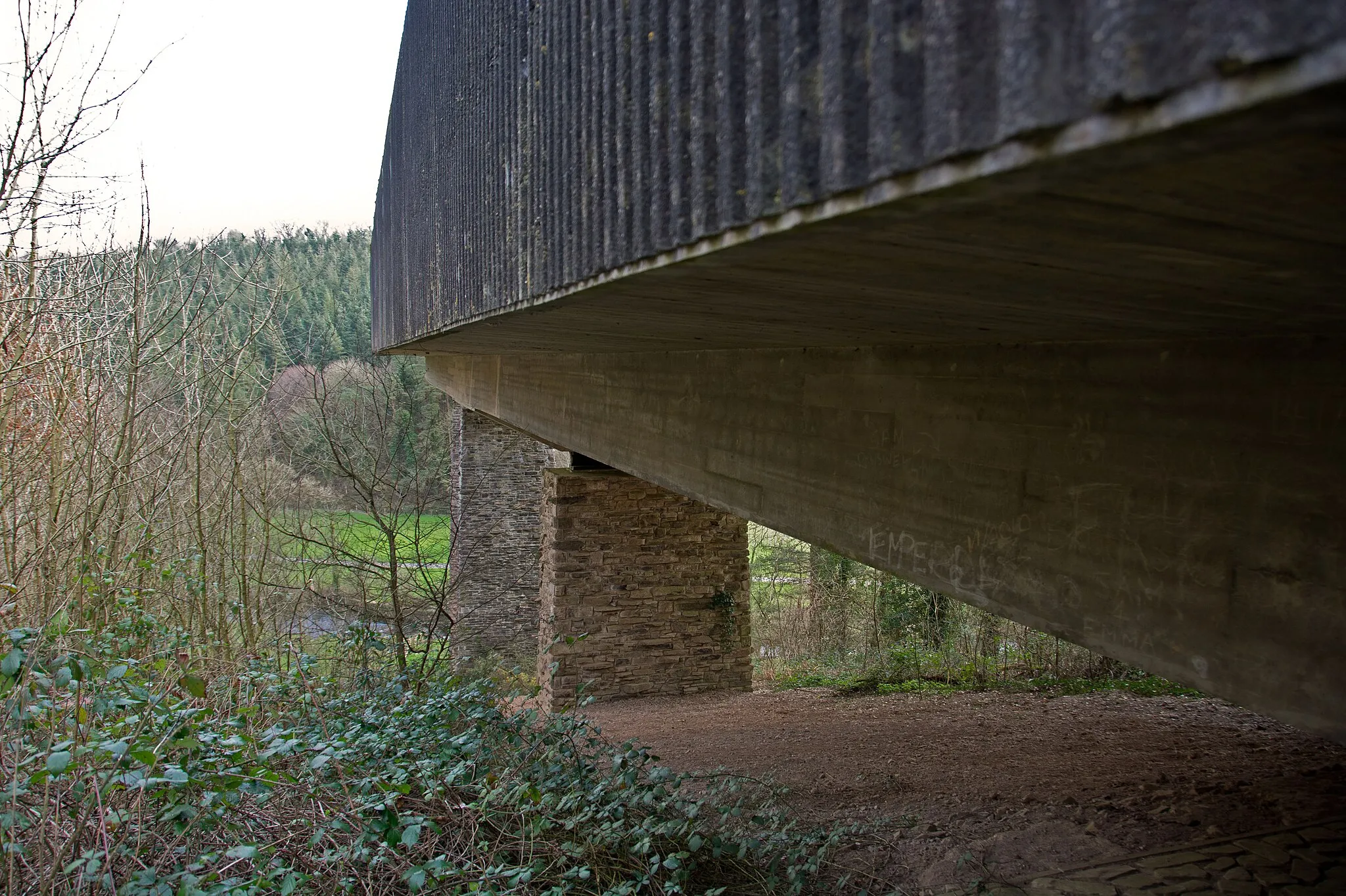 Photo showing: A viaduct carrying the A361 over the river Bray at Castle Hill Park