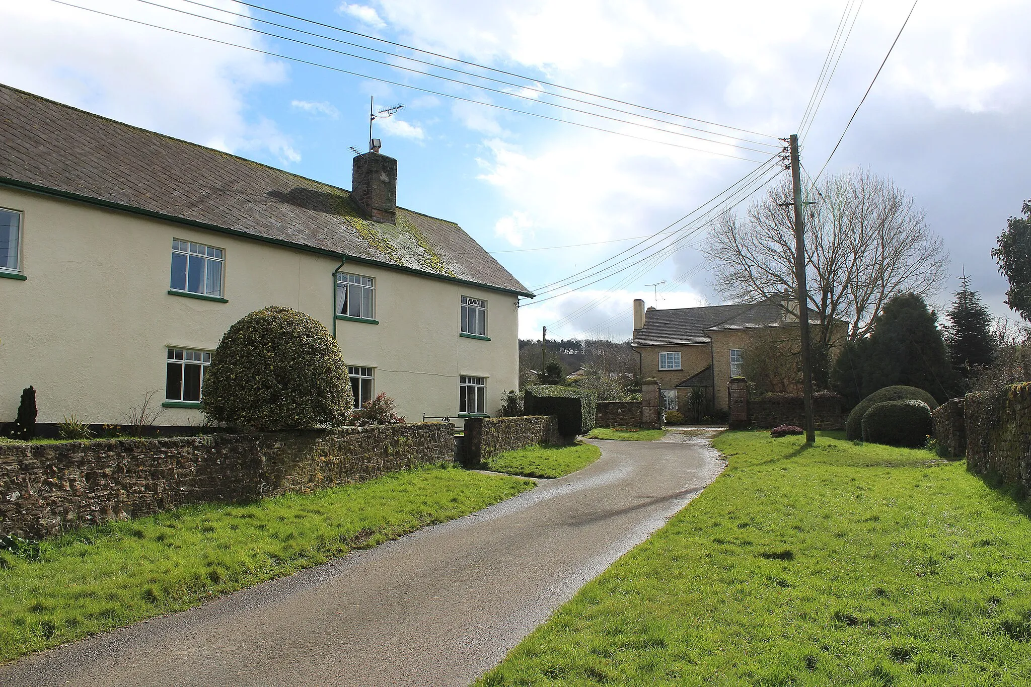 Photo showing: Cottages at Bodmiscombe