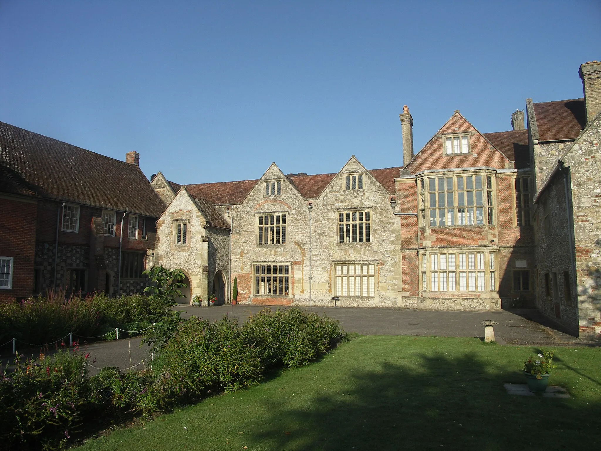 Photo showing: The King's House, situated in The Close, Salisbury - just opposite the Salisbury Cathedral west front & is home to displays about Stonehenge & the archaeology of south Wiltshire