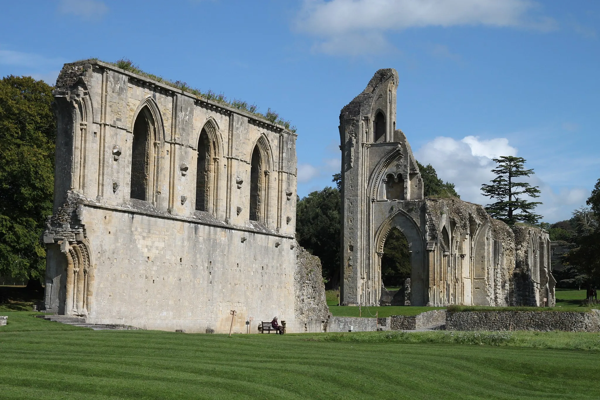 Photo showing: Ruines of the crossing and nave