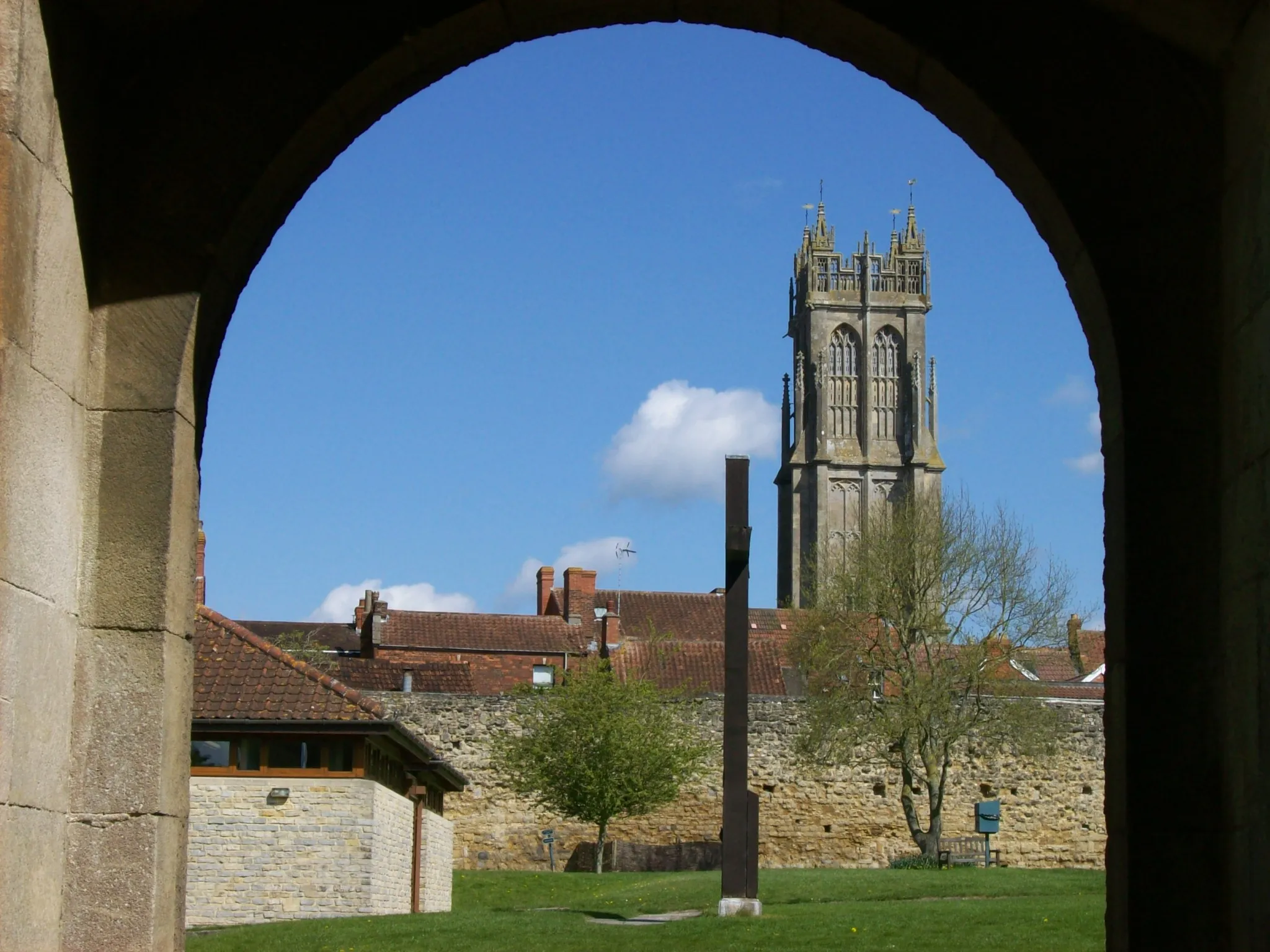 Photo showing: Glastonbury Abbey with tower of St. John the Baptist's church