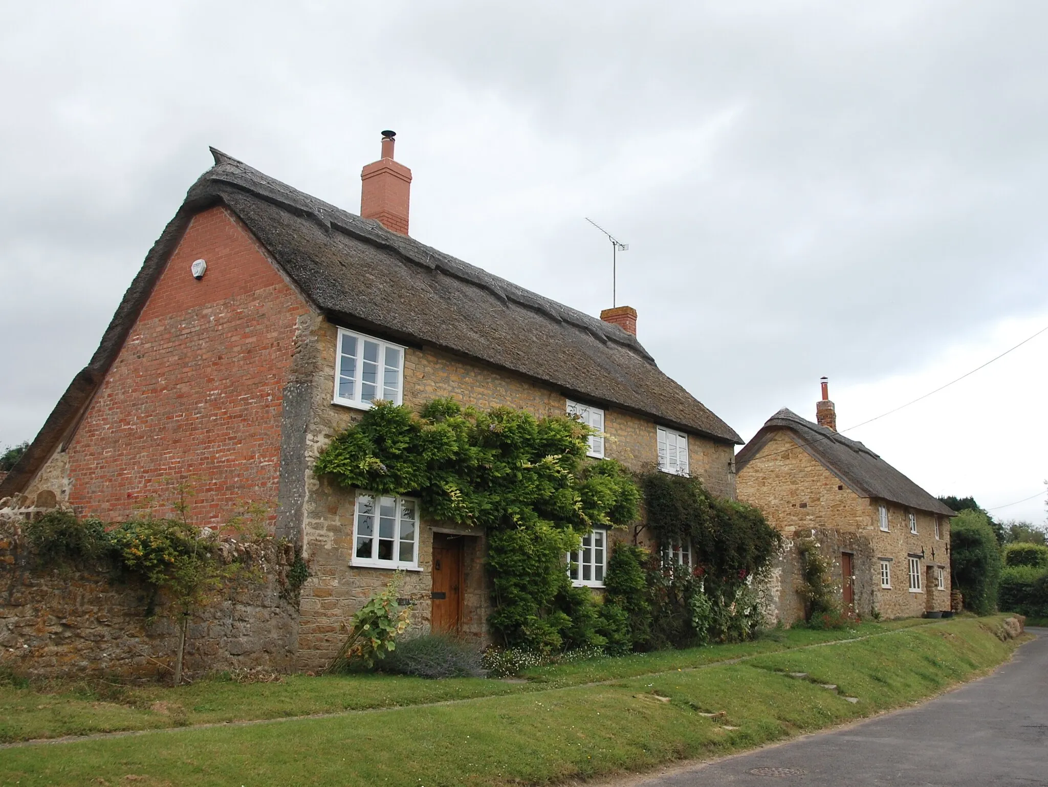 Photo showing: Thatched cottages, Church Street, Lopen