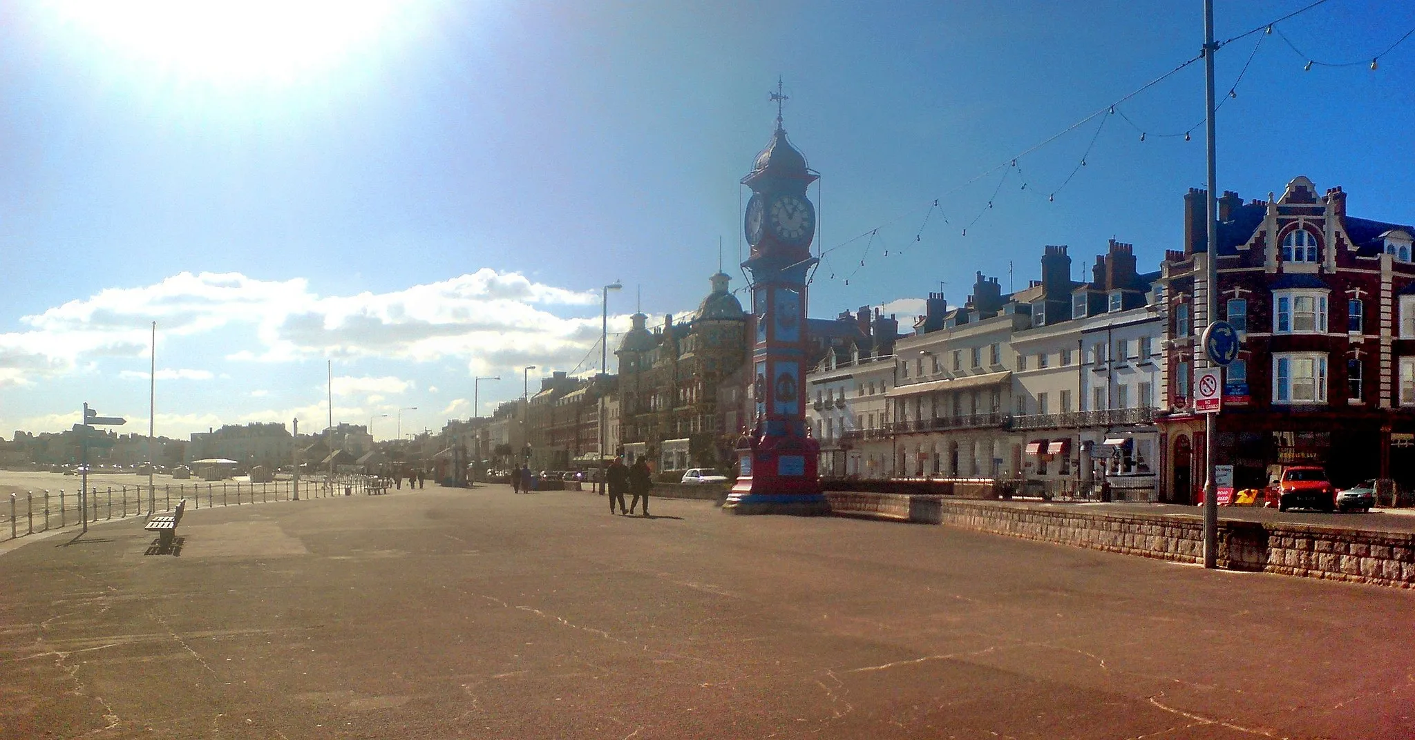 Photo showing: Panorama of Weymouth Esplanade, showing the Jubilee Clock, the Grand Hotel and Weymouth beach