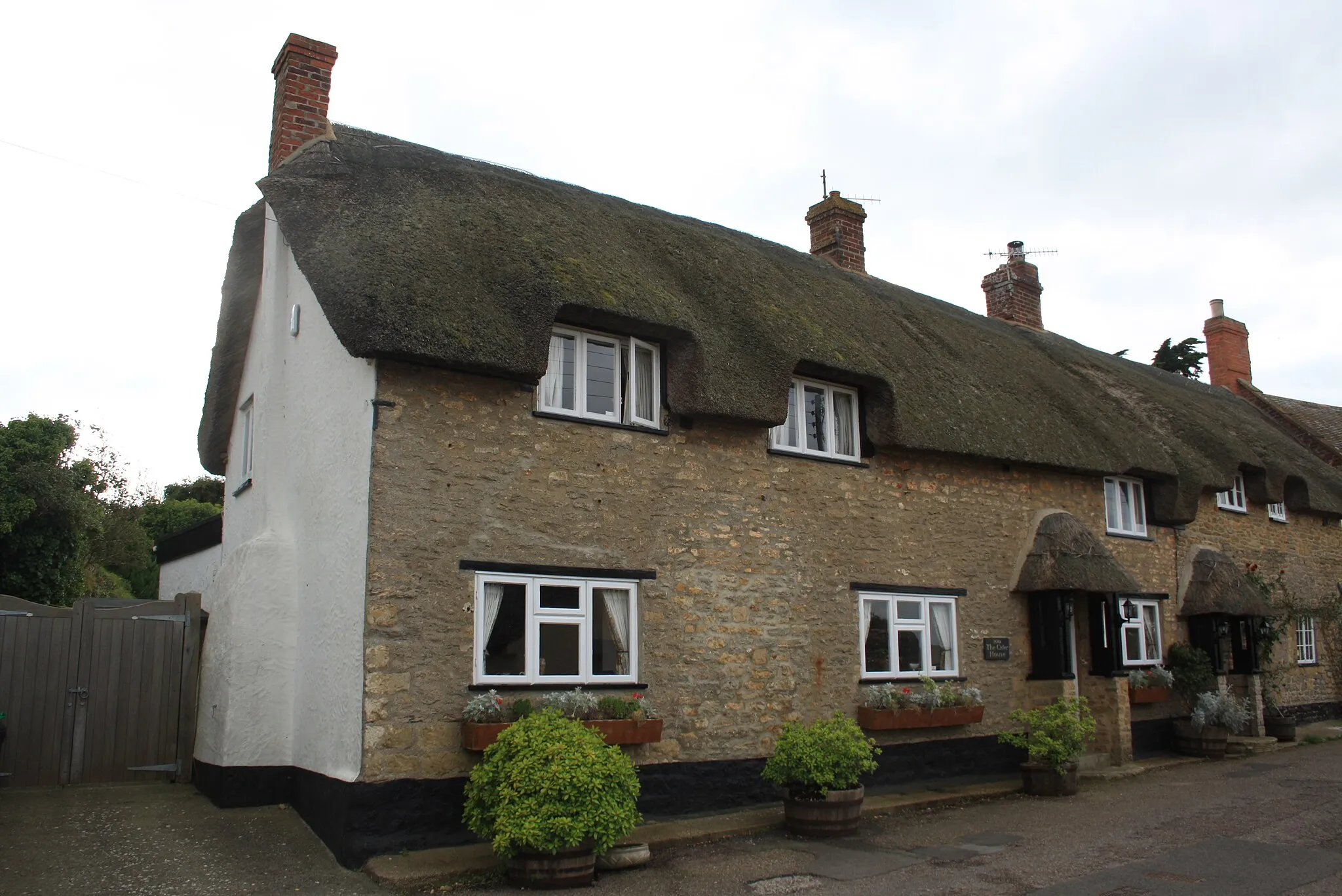 Photo showing: 100 Southover, formerly The Dove Inn