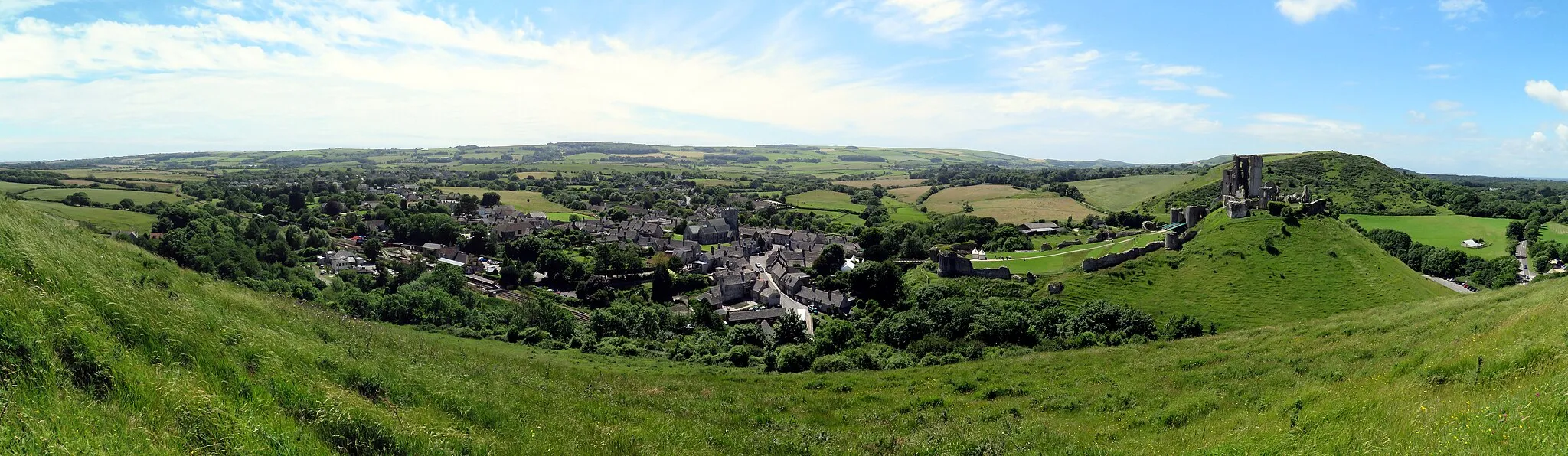 Photo showing: Panoramic image of the castle and village of Corfe Castle