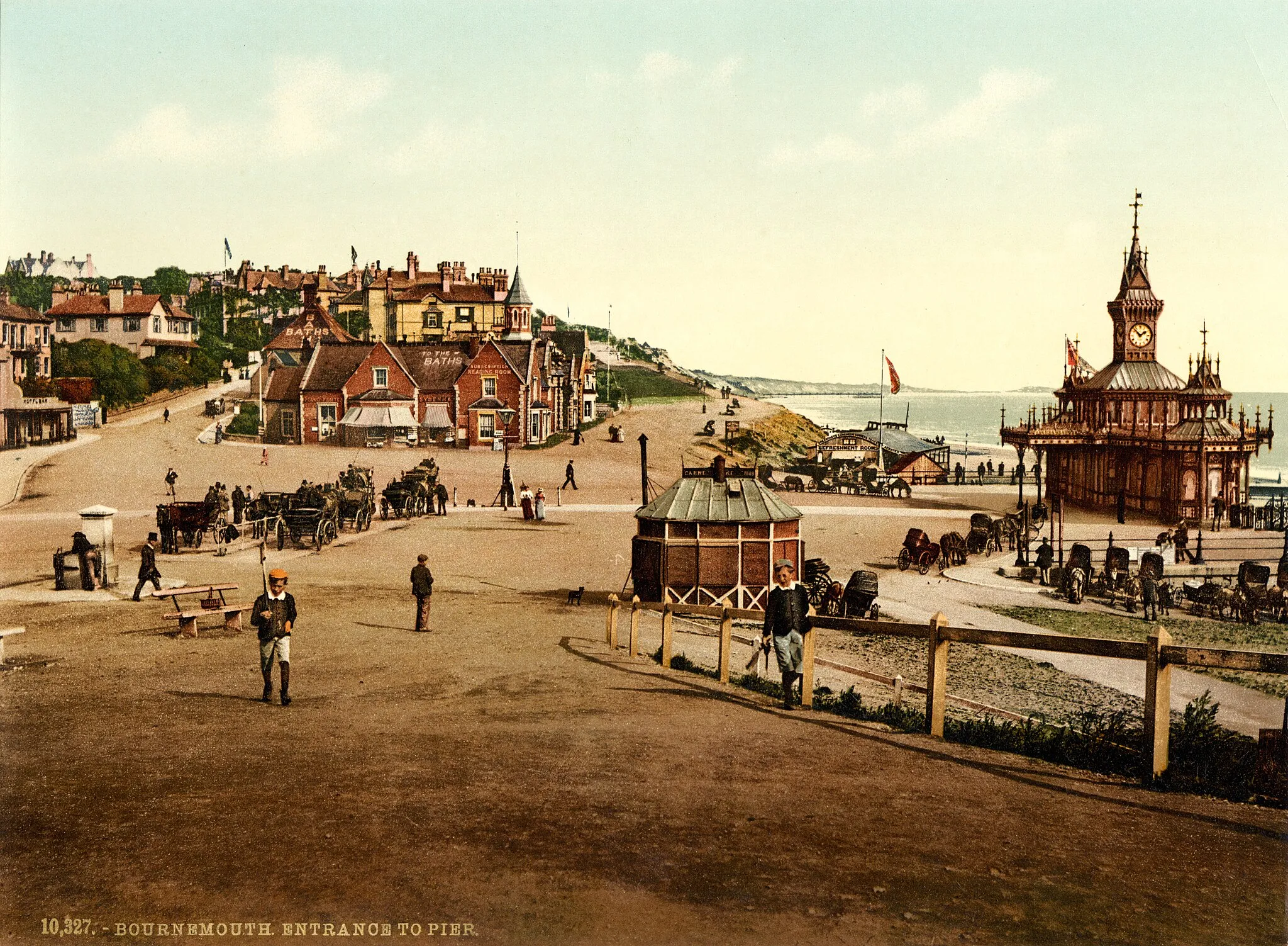 Photo showing: Entrance to the pier, Bournemouth, England. 1 photomechanical print : photochrom, color.