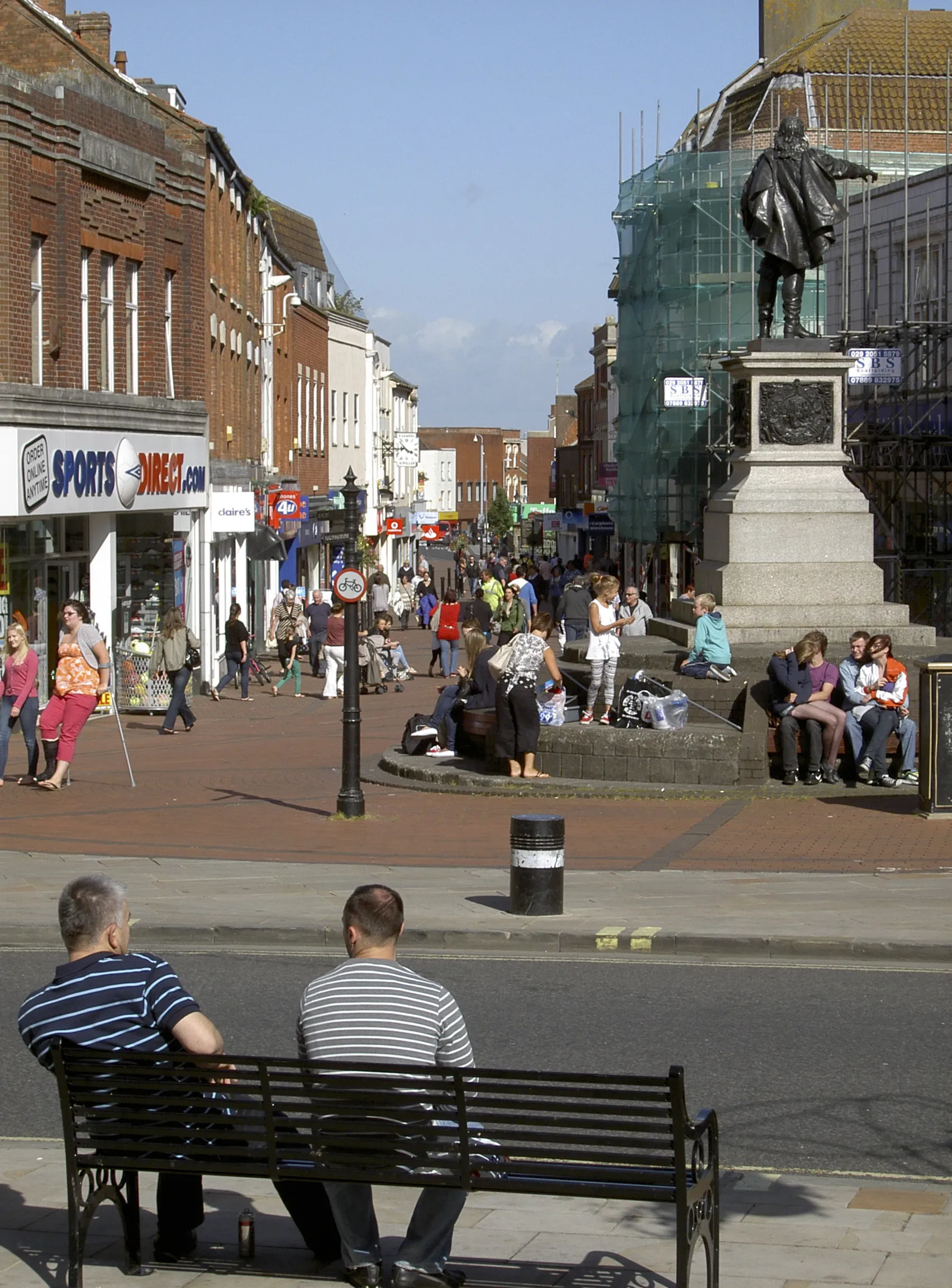 Photo showing: Fore Street on a busy afternoon