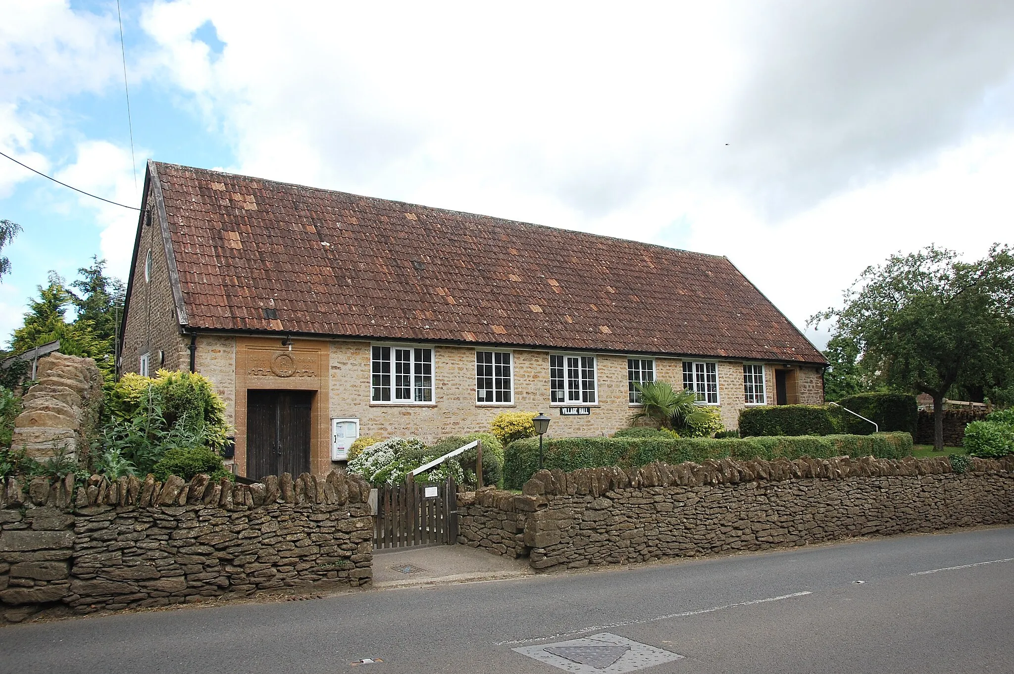 Photo showing: North Perrott village hall