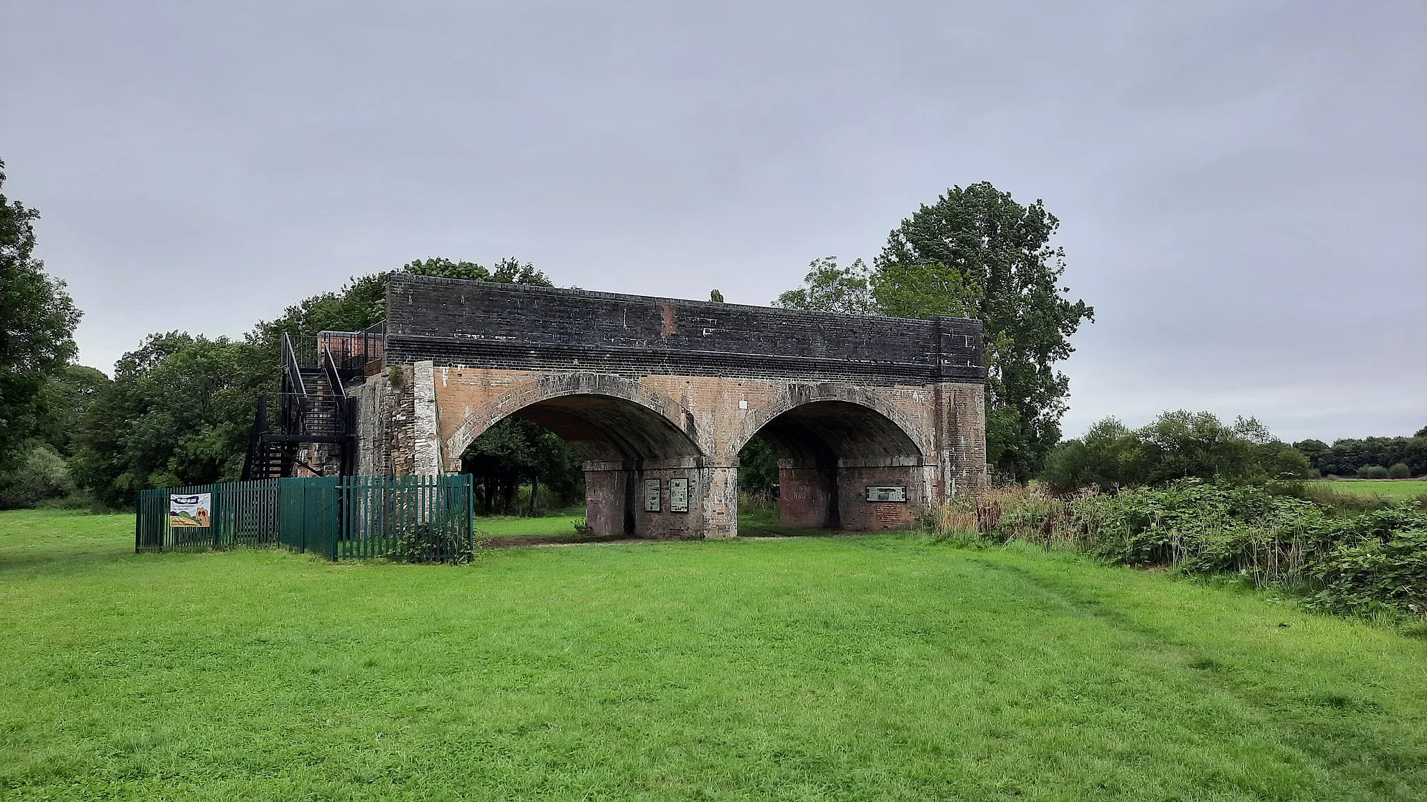 Photo showing: Former railway bridge, now a 'bridge to nowhere'