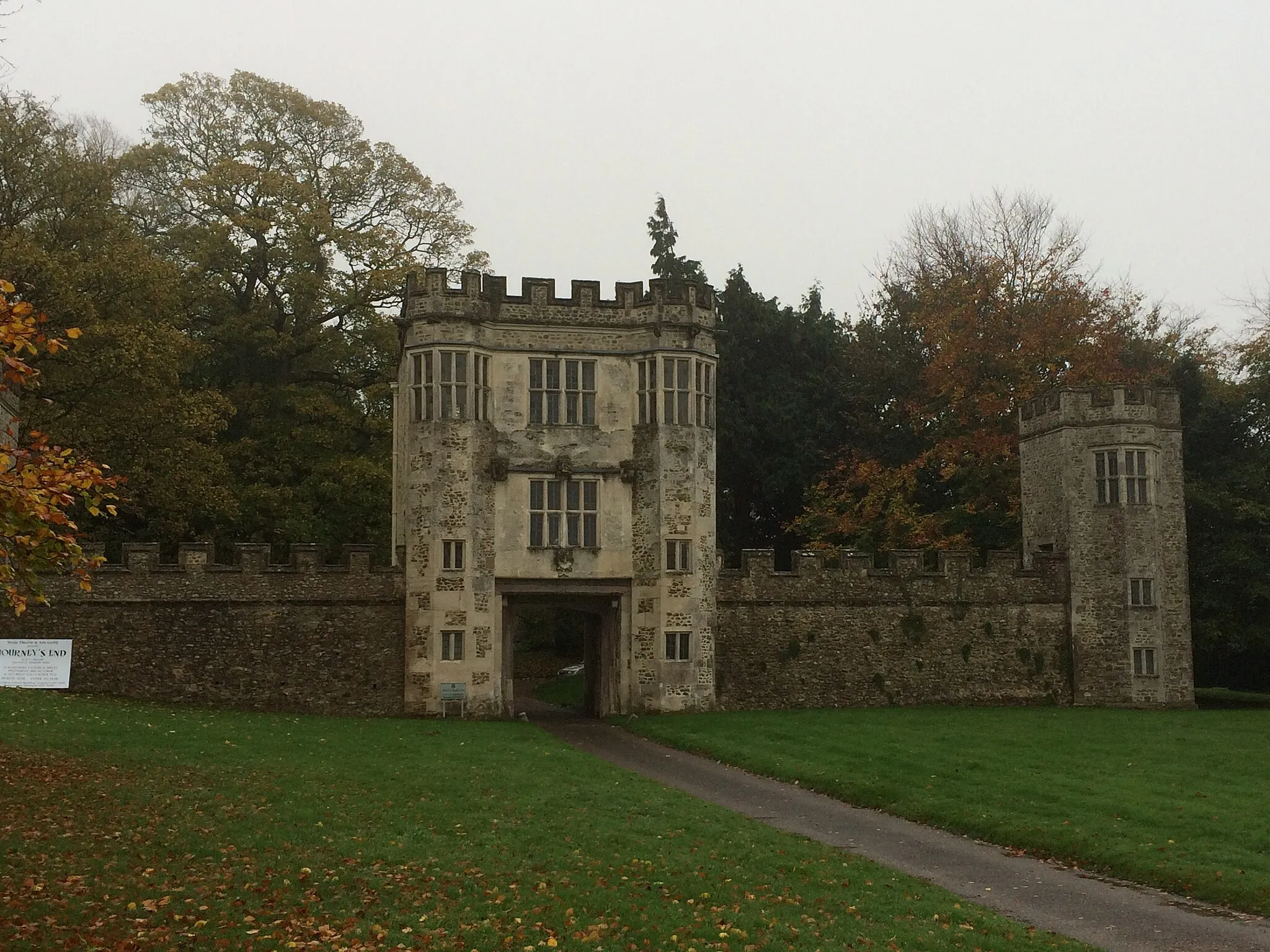 Photo showing: Gatehouse at Shute Barton