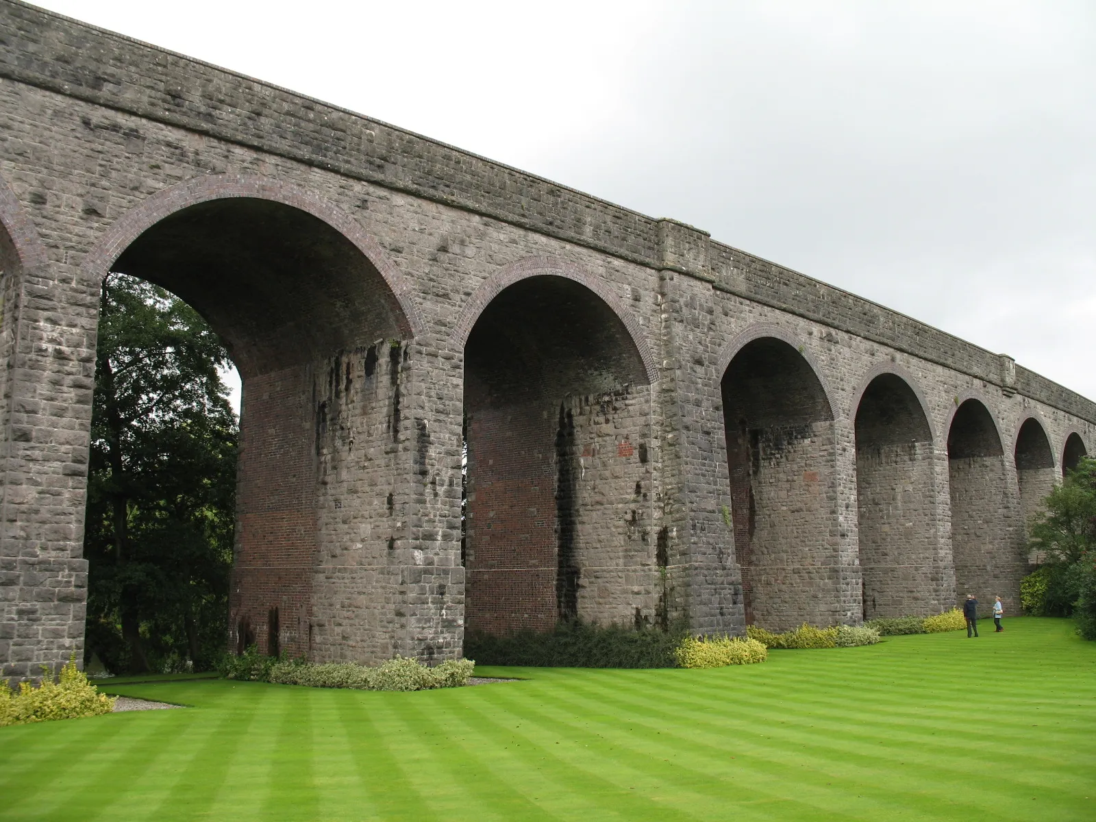 Photo showing: Charlton Viaduct seen from Kilver Court Gardens