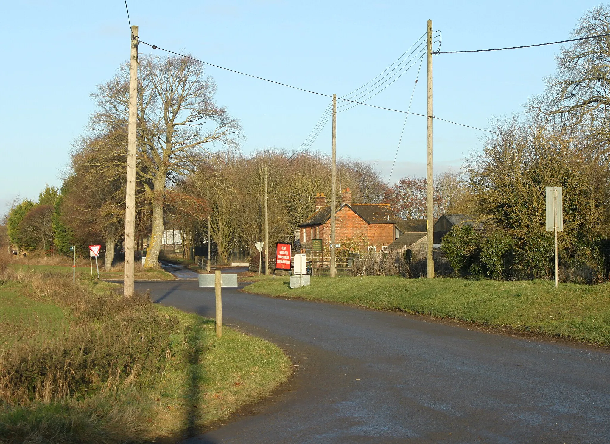 Photo showing: 2010 : Gore Cross on the A360. Seen from the west.
Gore Cross Farm is straight ahead on the other side of the A360, Highland Farm is behind the camera.