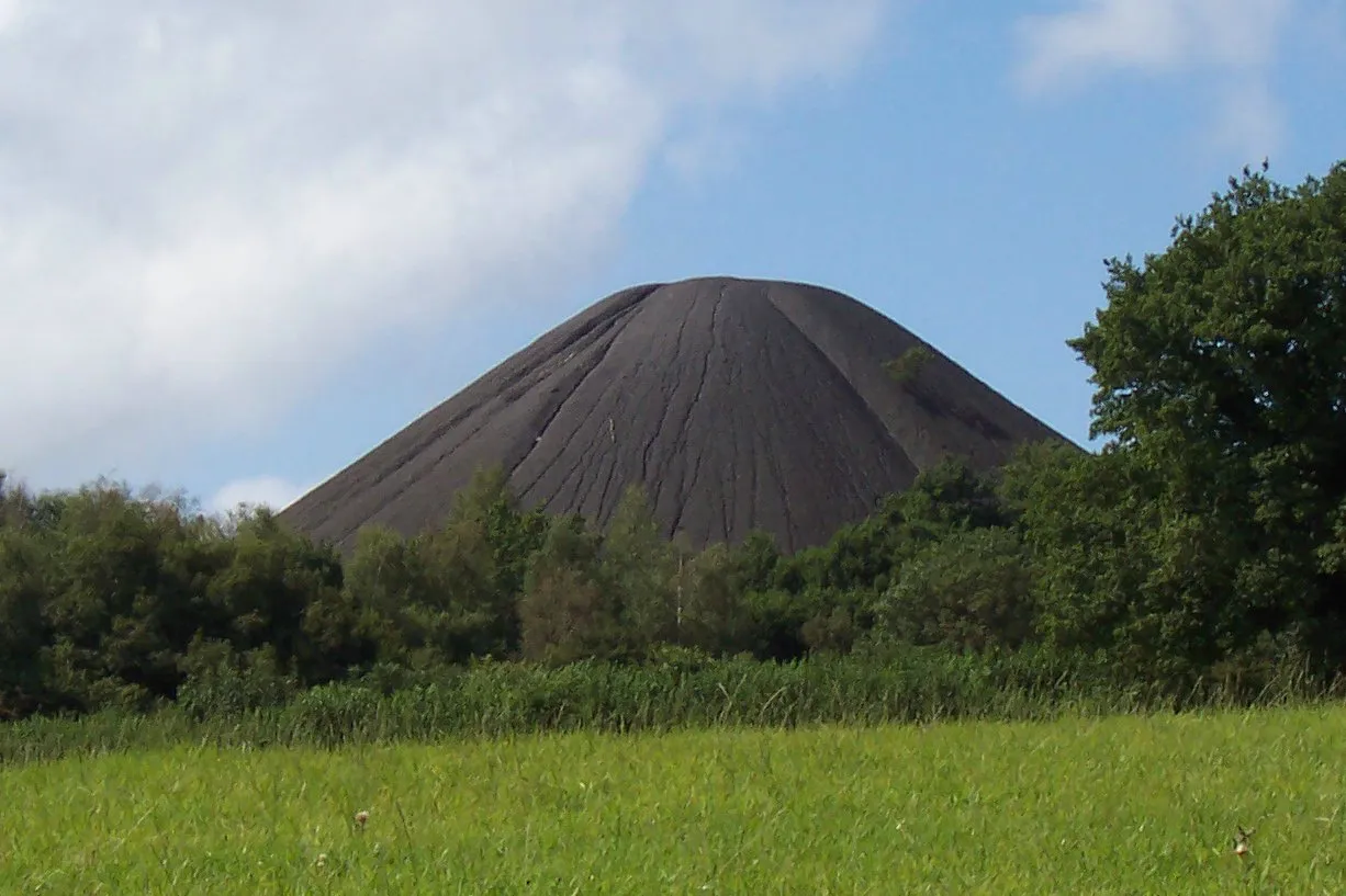 Photo showing: The slag heap in Paulton, Bath and North East Somerset, UK; referred to locally as "The Batch".