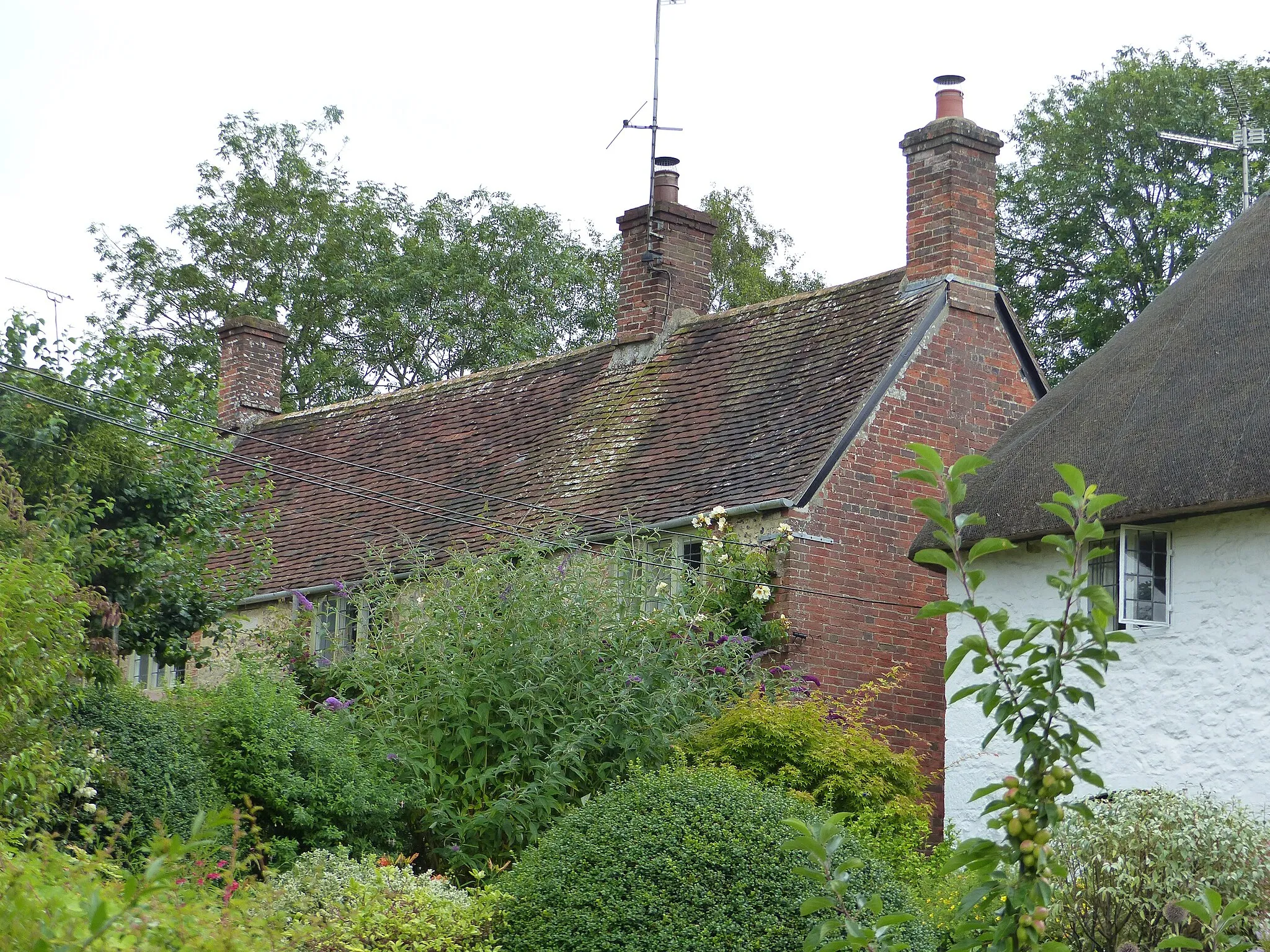 Photo showing: Applegarth and Tymps Cottage: Grade II listed house in Iwerne Minster, Dorset, UK. Wikidata has entry Applegarth and Tymps Cottage (Q26610249) with data related to this item.