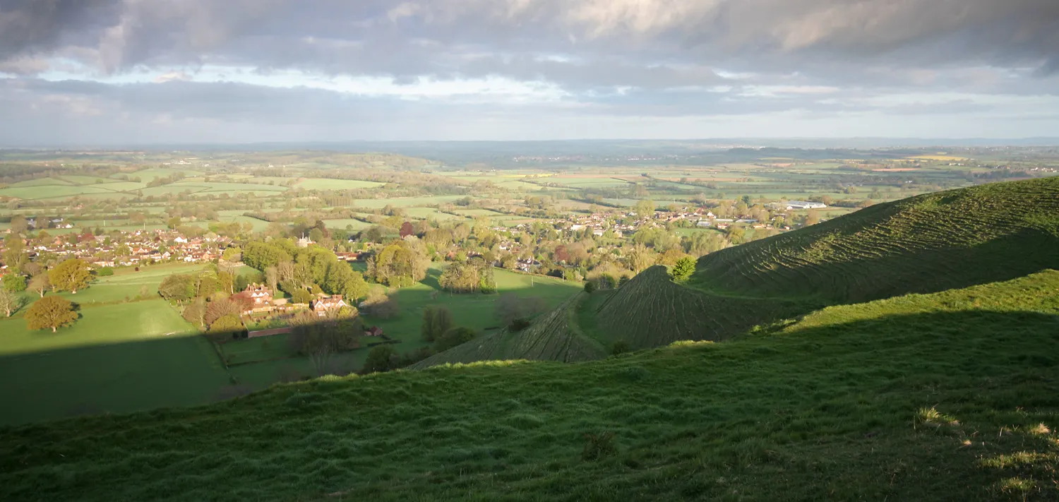 Photo showing: Dawn on Hambledon Hill. View towards Child Okeford, Dorset, England, UK.