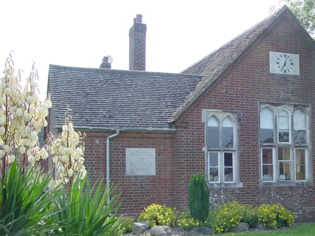 Photo showing: Lockyers County Middle School in the Village of Corfe Mullen