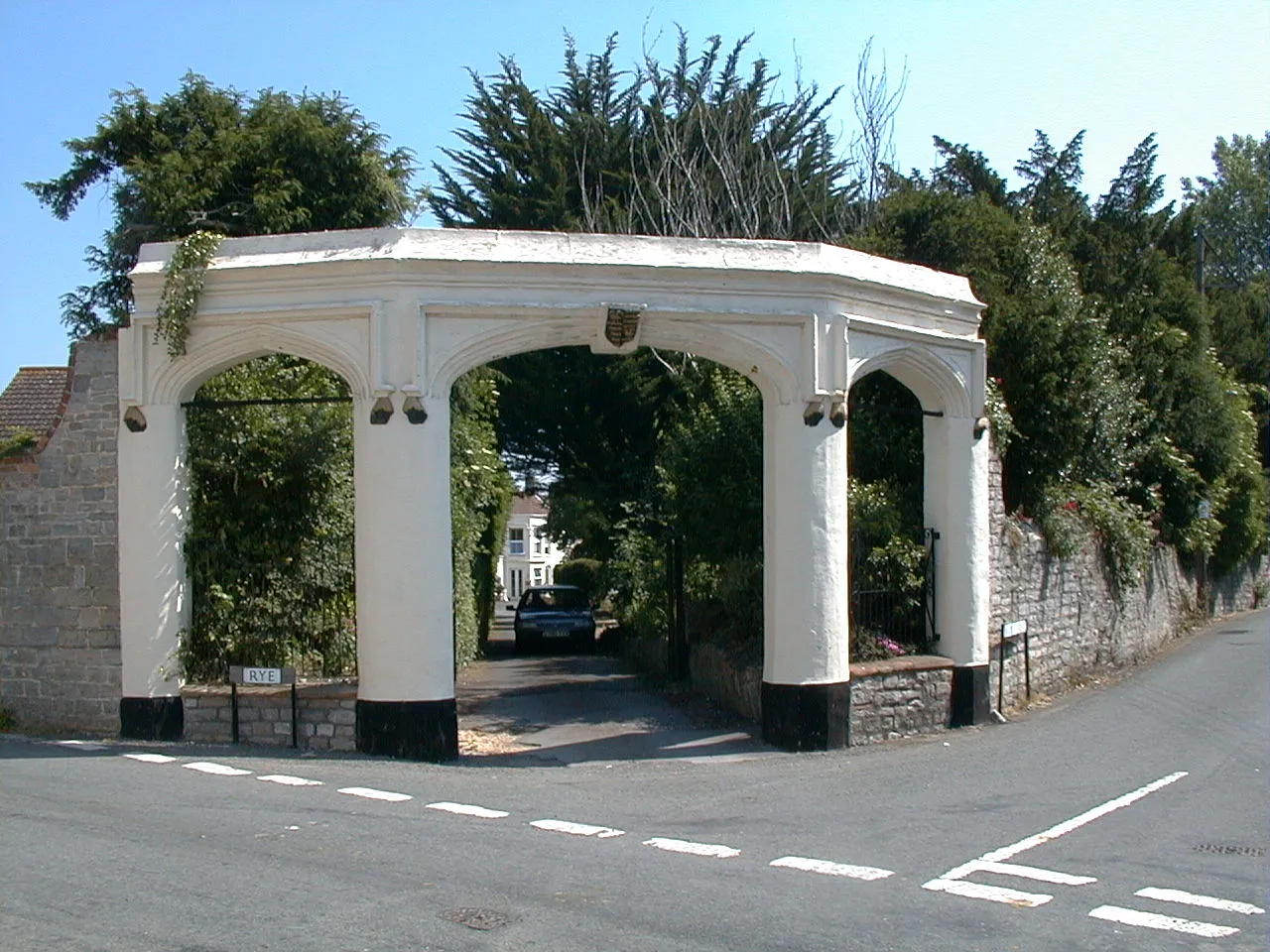 Photo showing: Archway to Puriton Manor