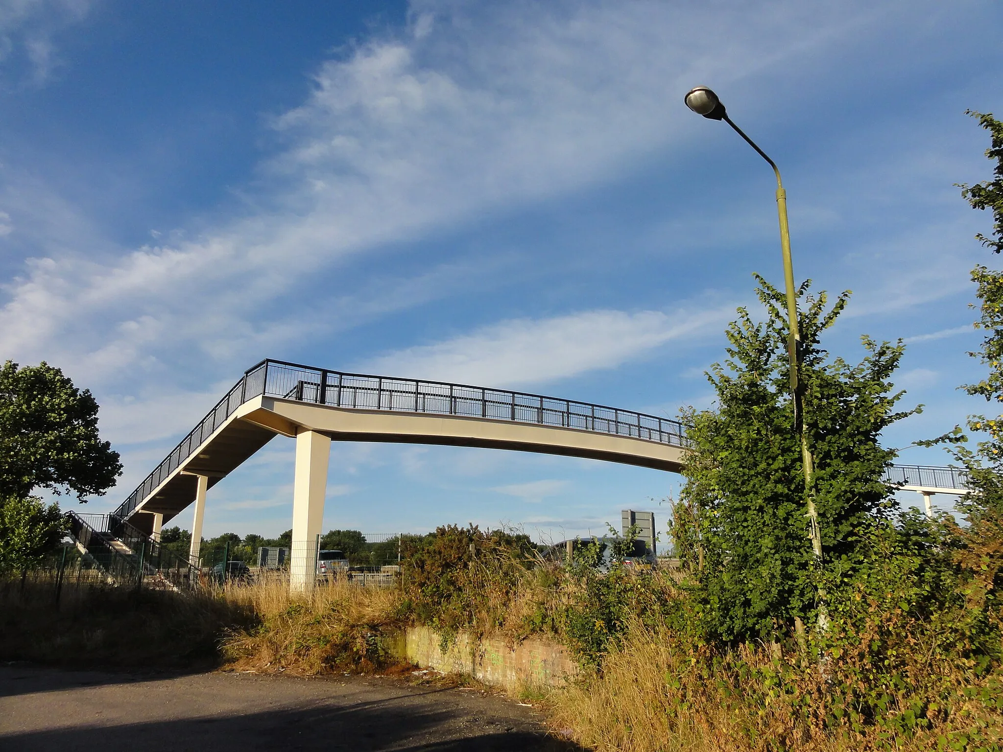 Photo showing: Footbridge over the A338