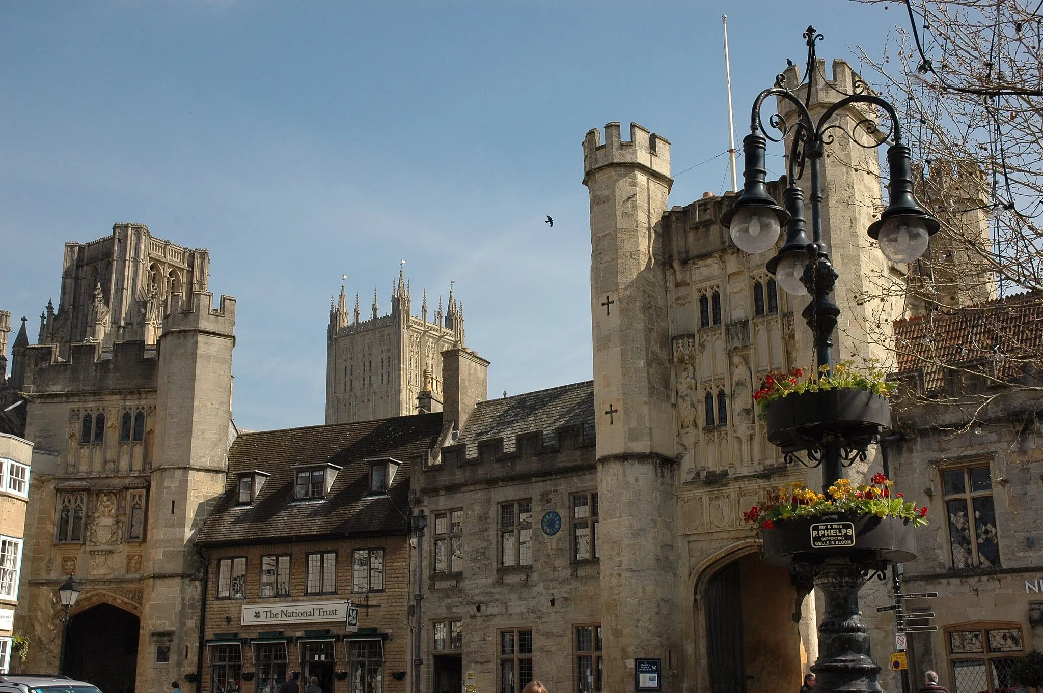 Photo showing: Wells - Penniless Porch (left), The Bishop's Eye (right), Wells Cathedral in the back