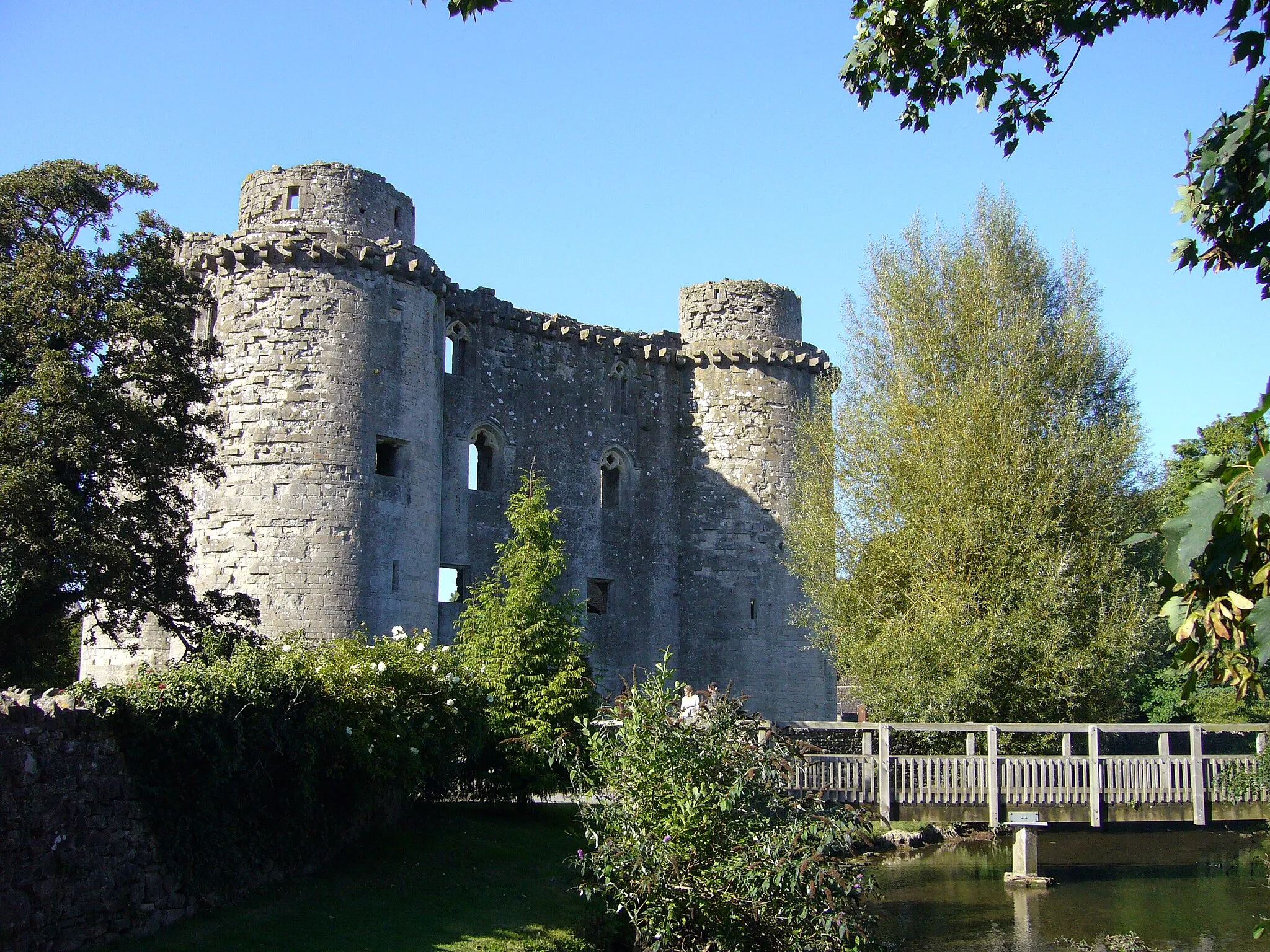 Photo showing: Nunney castle. Photographed in September 2007.
Required attribution is: Photo by Tom Oates.