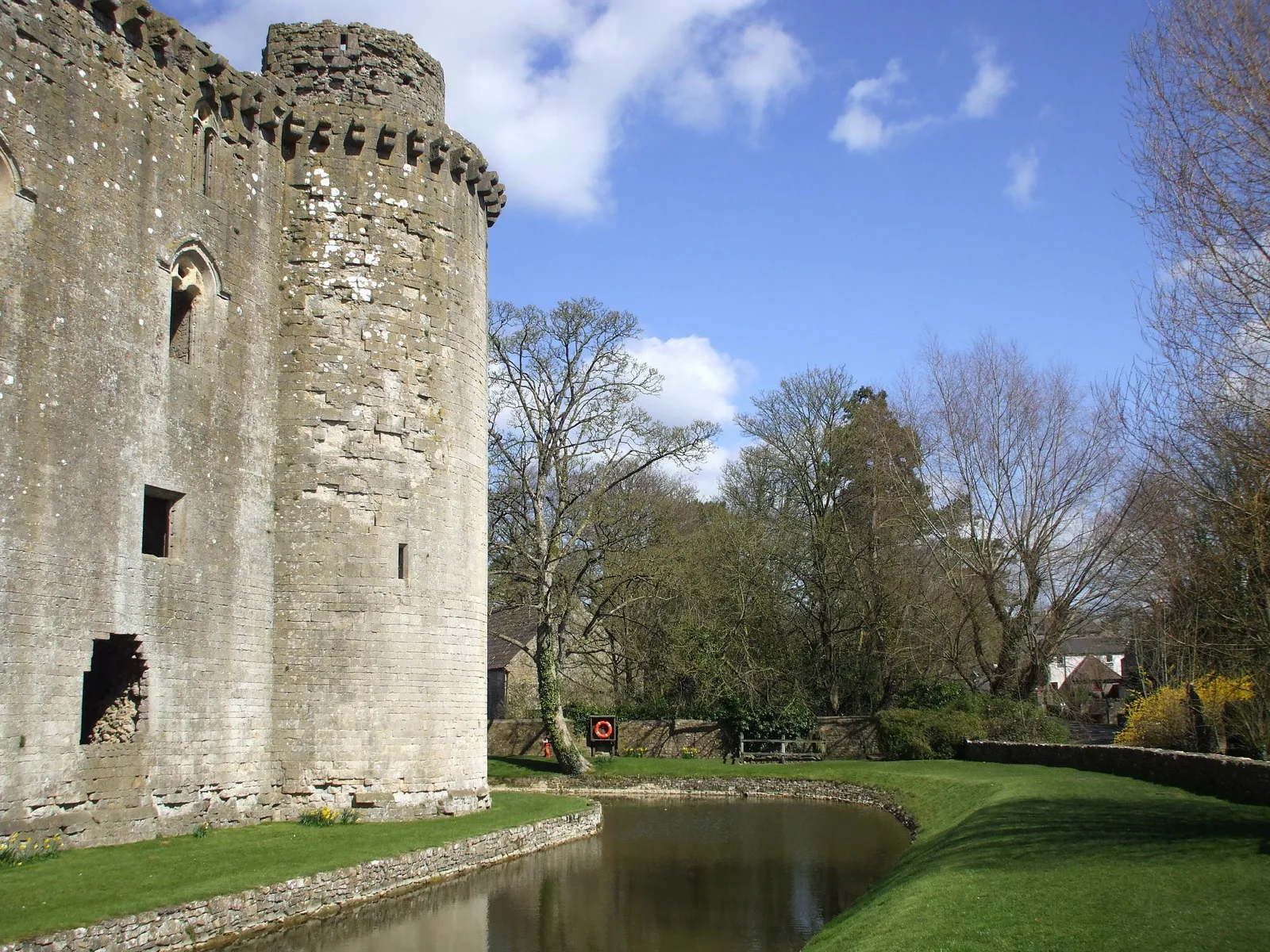 Photo showing: Nunney Castle and moat