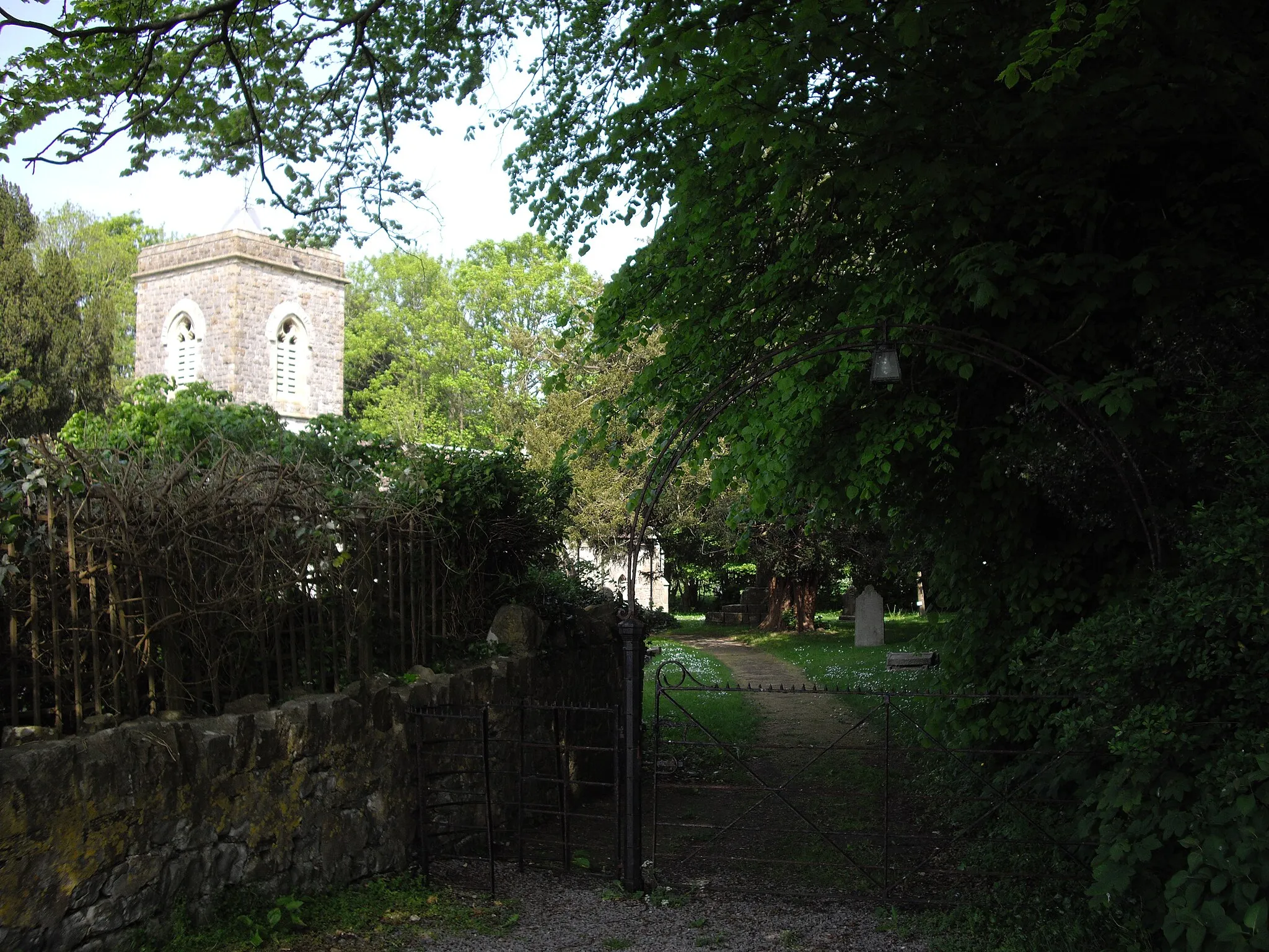 Photo showing: Gateway to the churchyard, Biddisham