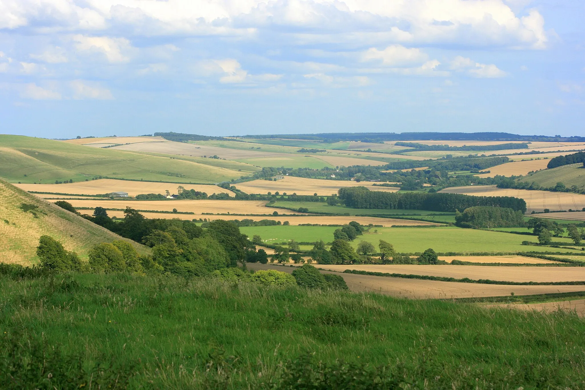 Photo showing: East from Long Knoll The river Wylye rises a little over a mile south east at the foot of Rodmead Hill. It flows east along the valley before us then through Kingston Deverill and Monkton Deverill at the far end.