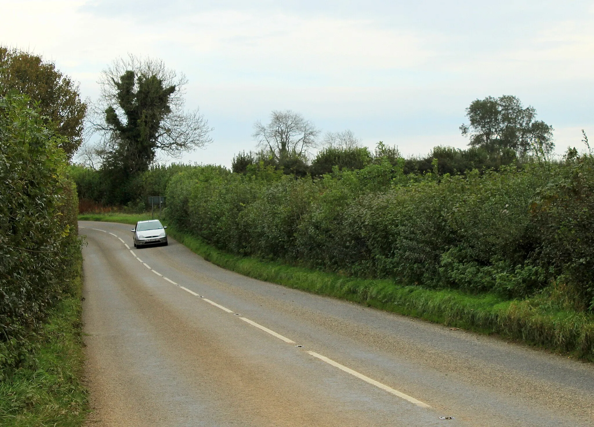 Photo showing: 2011 : B3139 Bath Road skirting Horrington Hill