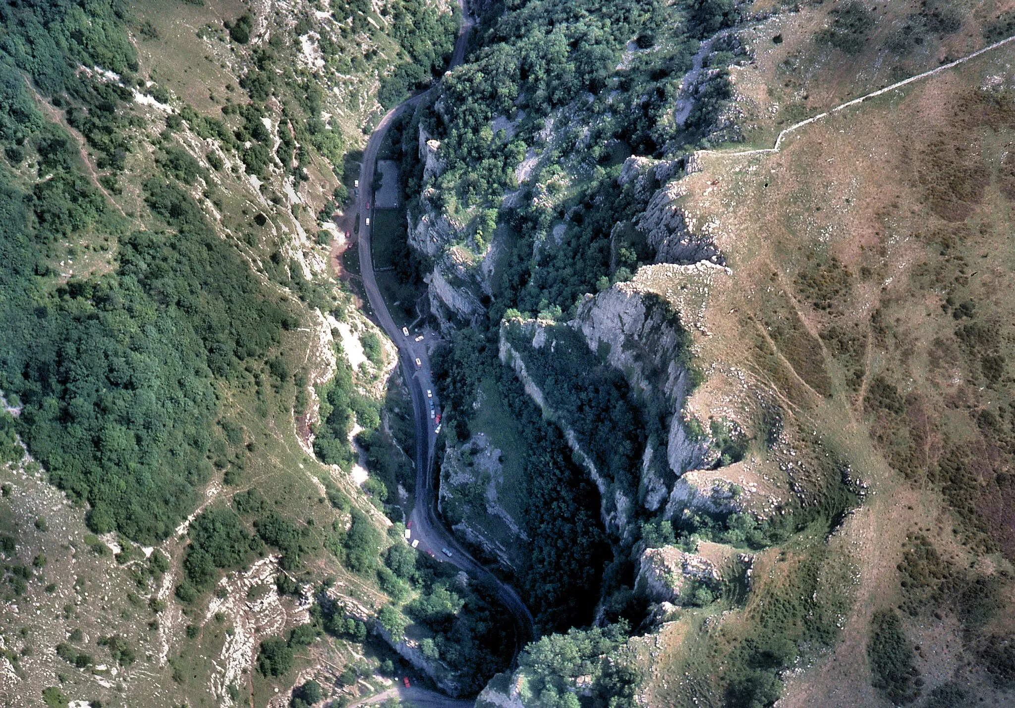 Photo showing: Part of Cheddar Gorge, Somerset, England, seen from a light aircraft.