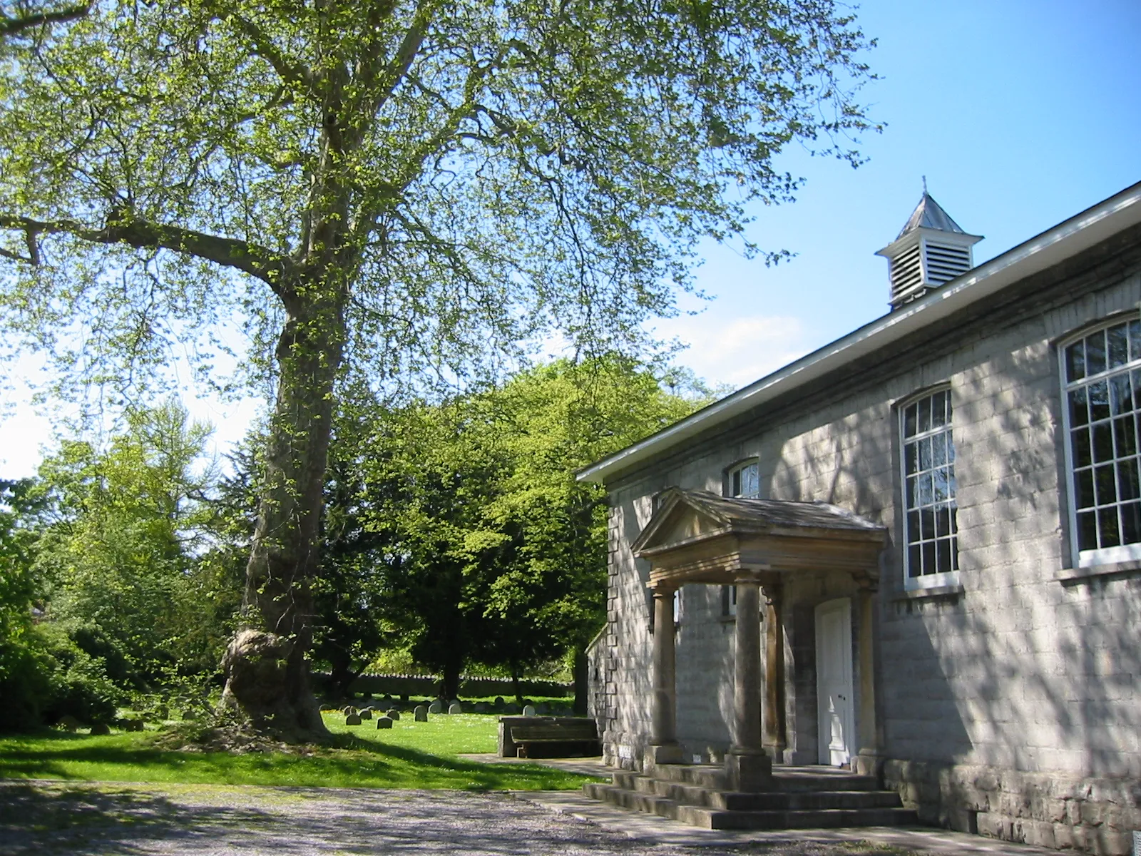 Photo showing: Friends (Quaker) Meeting House, in Street, Somerset, UK. The village found prosperity when two Quaker brothers, Cyrus and James Clark, founded a shoe company in en:1825 which continues to this day. Picture taken by wurzeller on 06 May 2005 and hereby released into en:public domain