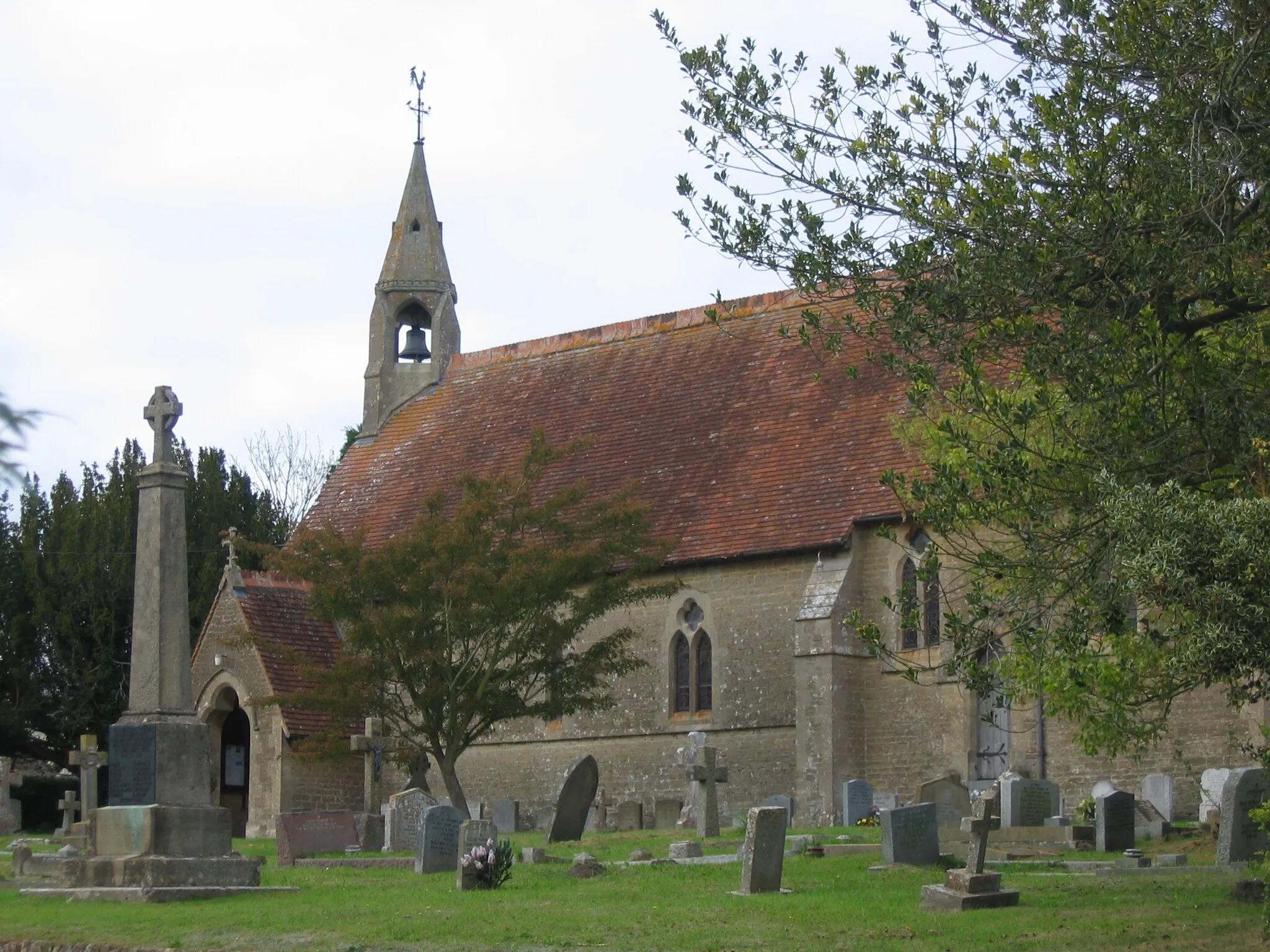 Photo showing: The nave, west bellcote and war memorial of SS Philip and James parish church, Chapmanslade, Wiltshire, seen from the southeast