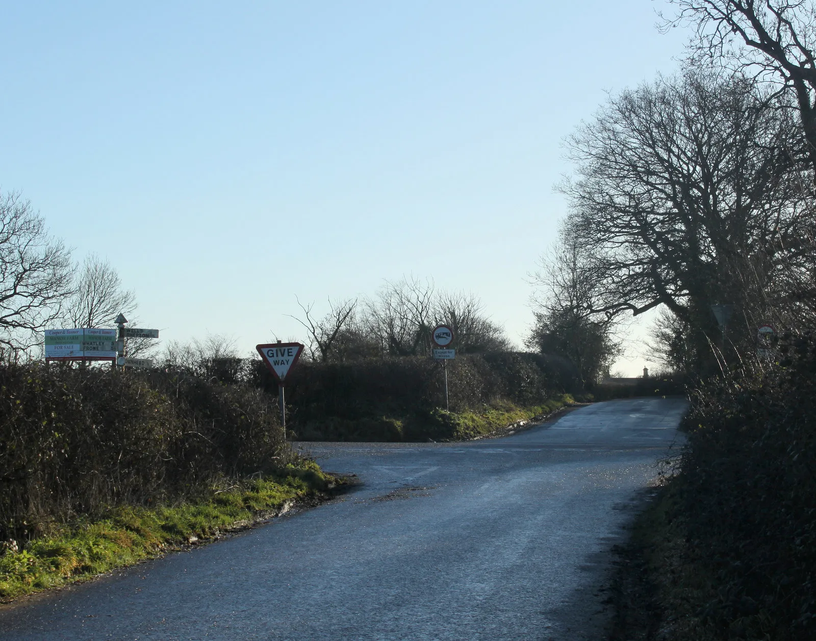 Photo showing: 2011 : Crossroads at the end of Hollybush Lane