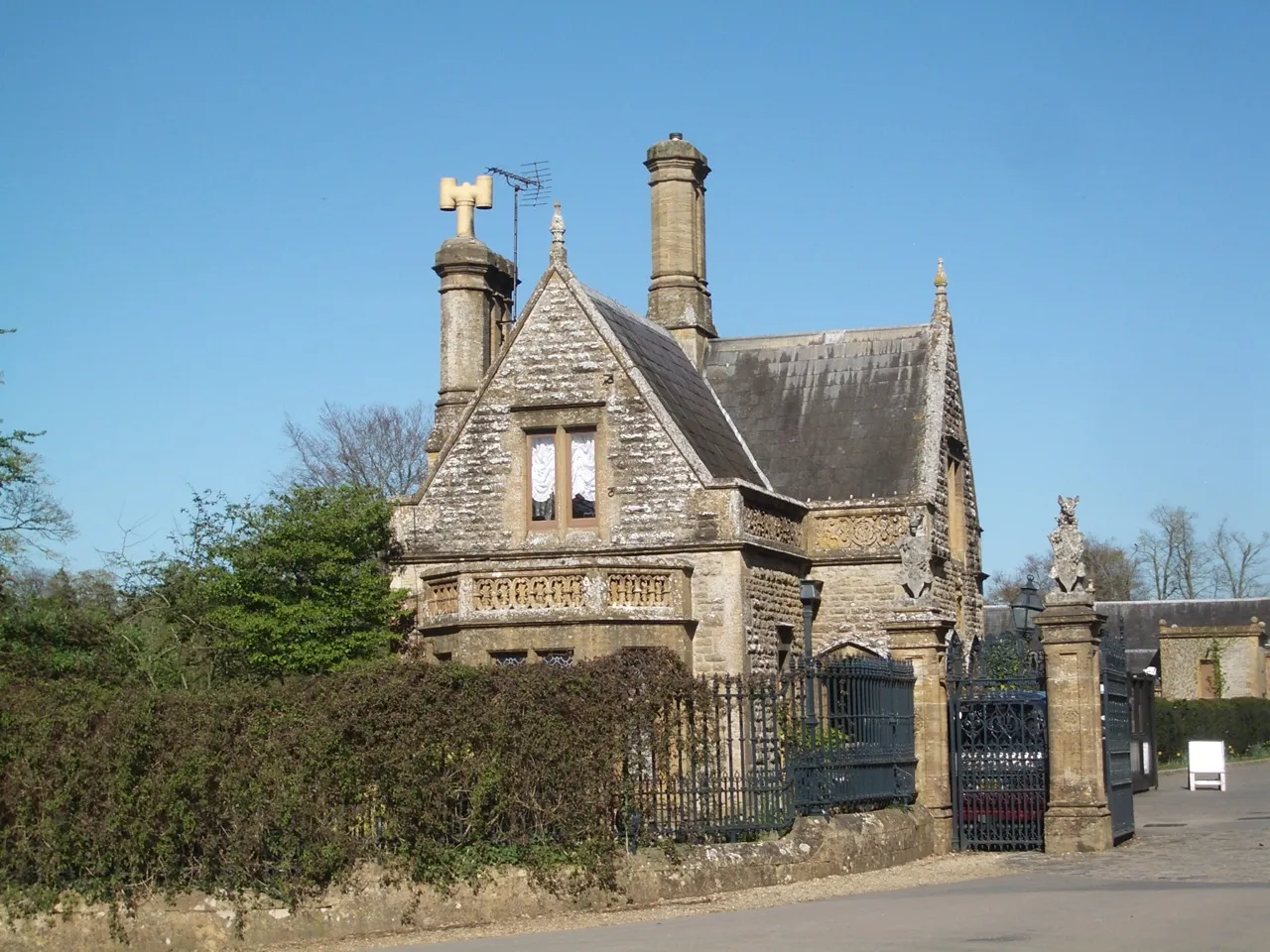 Photo showing: Lodge at the entrance to Sherborne Castle