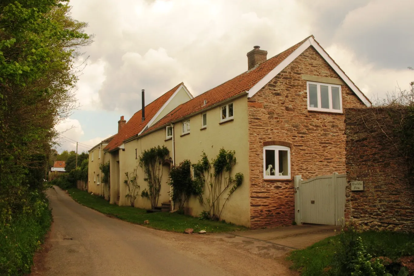 Photo showing: Blundell's Farm on Blundell's Lane, West Monkton in Somerset. The farmhouse dates back to the 16th century but was enlarged in the 18th.