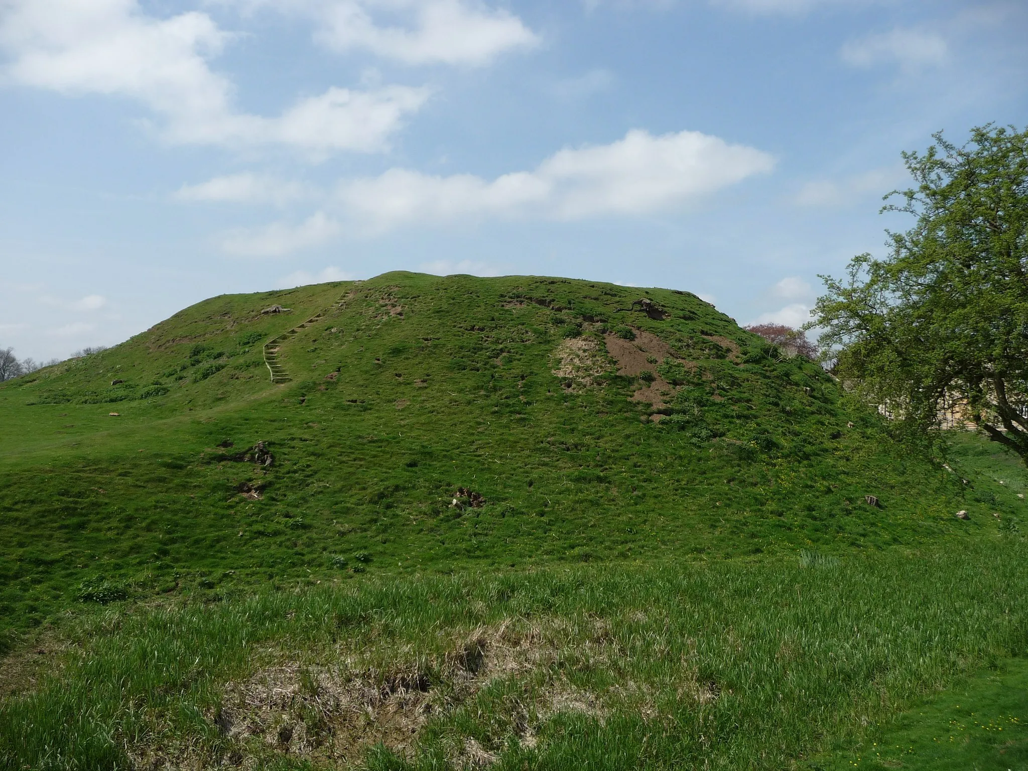 Photo showing: This mound is all that remains of Fotheringhay Castle. Mary Queen of Scots was imprisoned, and ultimately executed here in 1587.