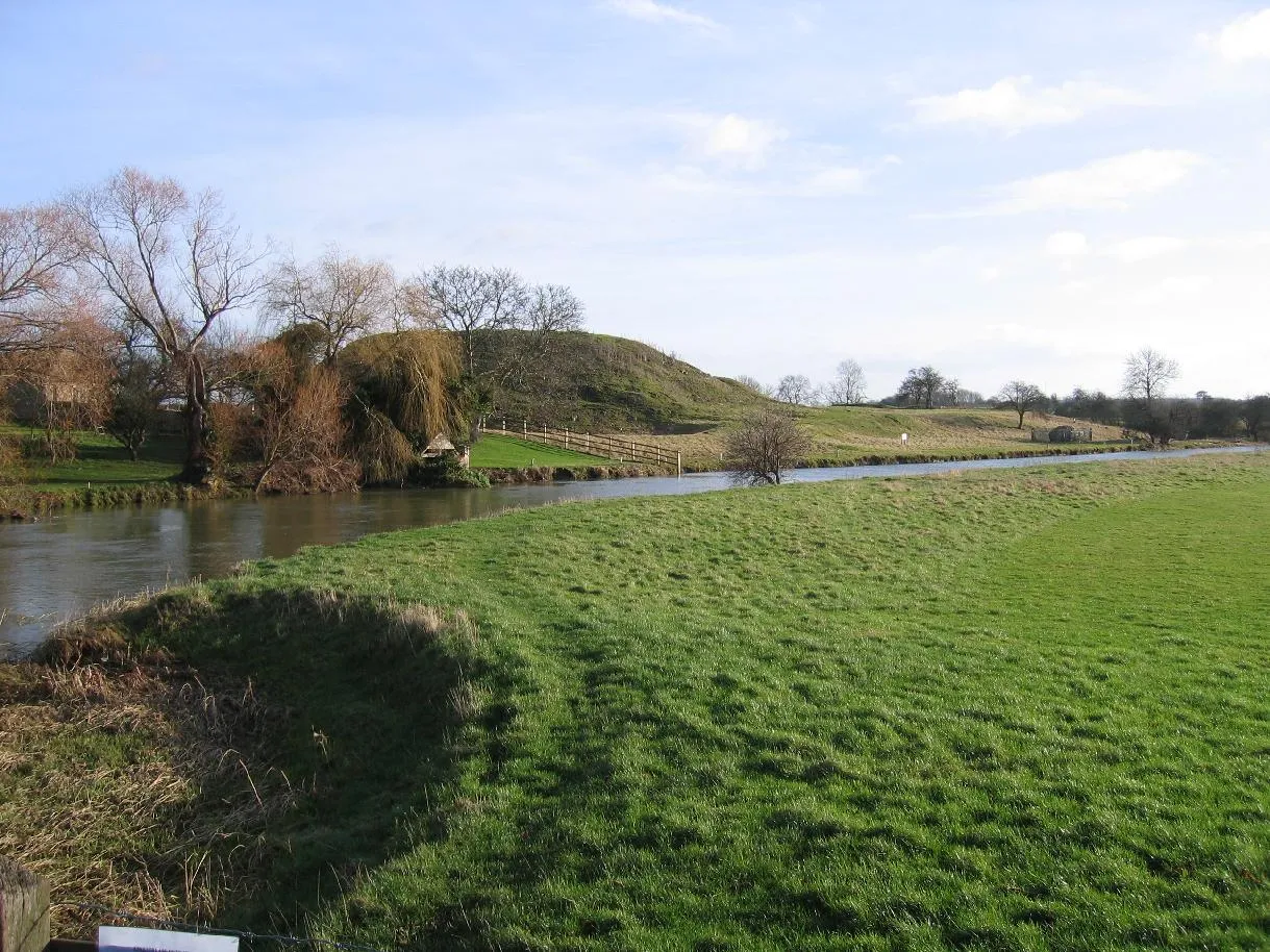 Photo showing: The motte and site of Fotheringhay Castle, seen from across the River Nene, Fotheringhay, Northamptonshire