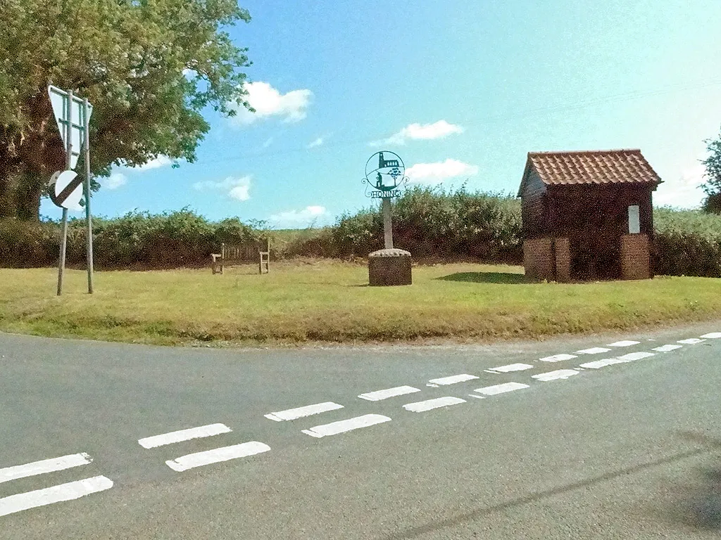 Photo showing: Seat, village sign and shelter at Honing